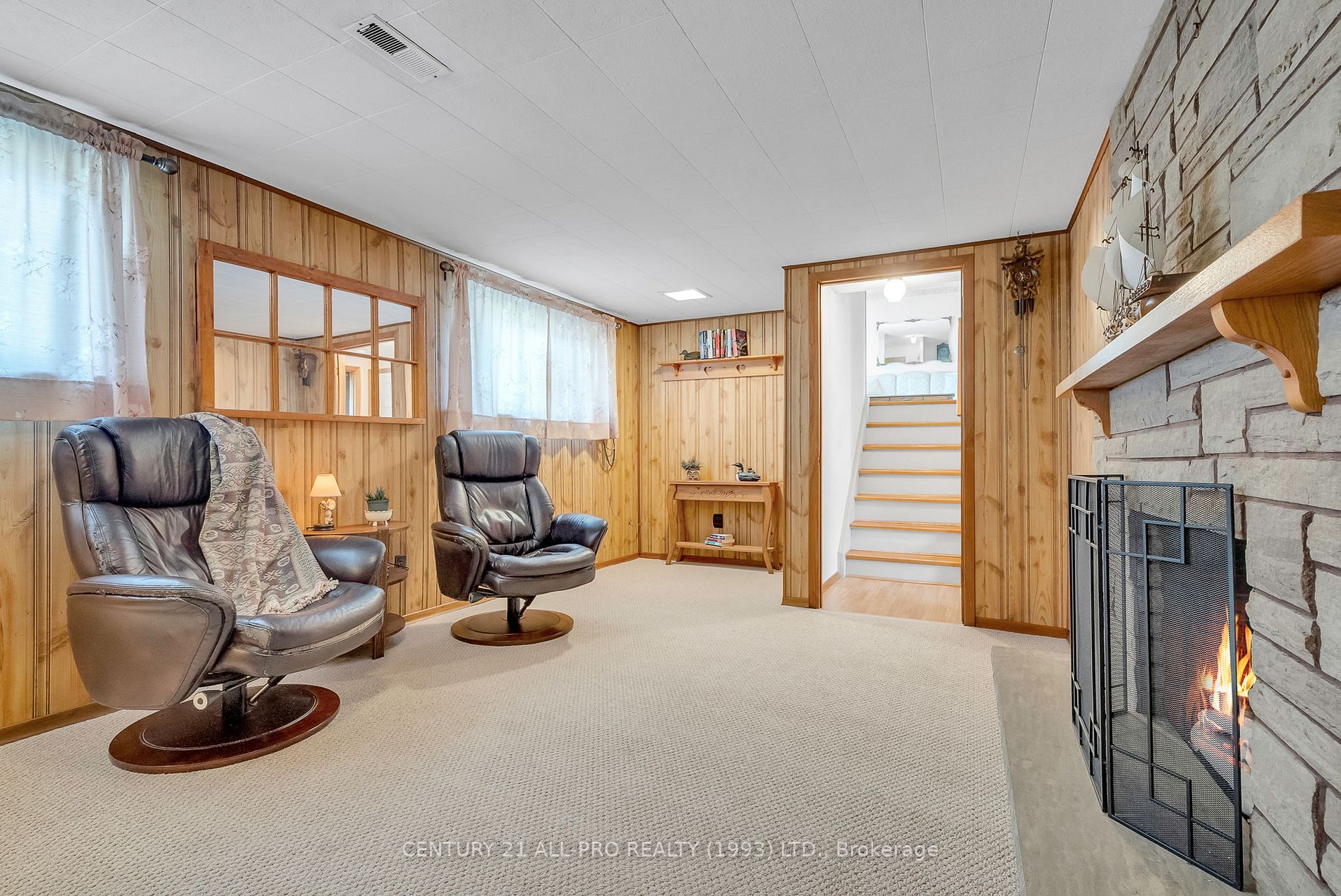 960 Curtis Cres