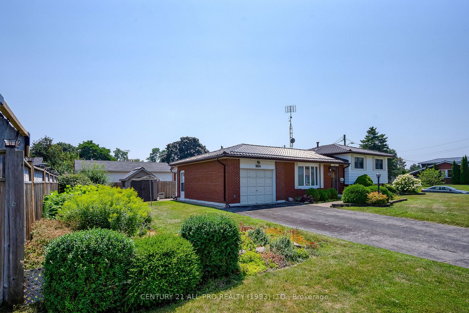 960 Curtis Cres