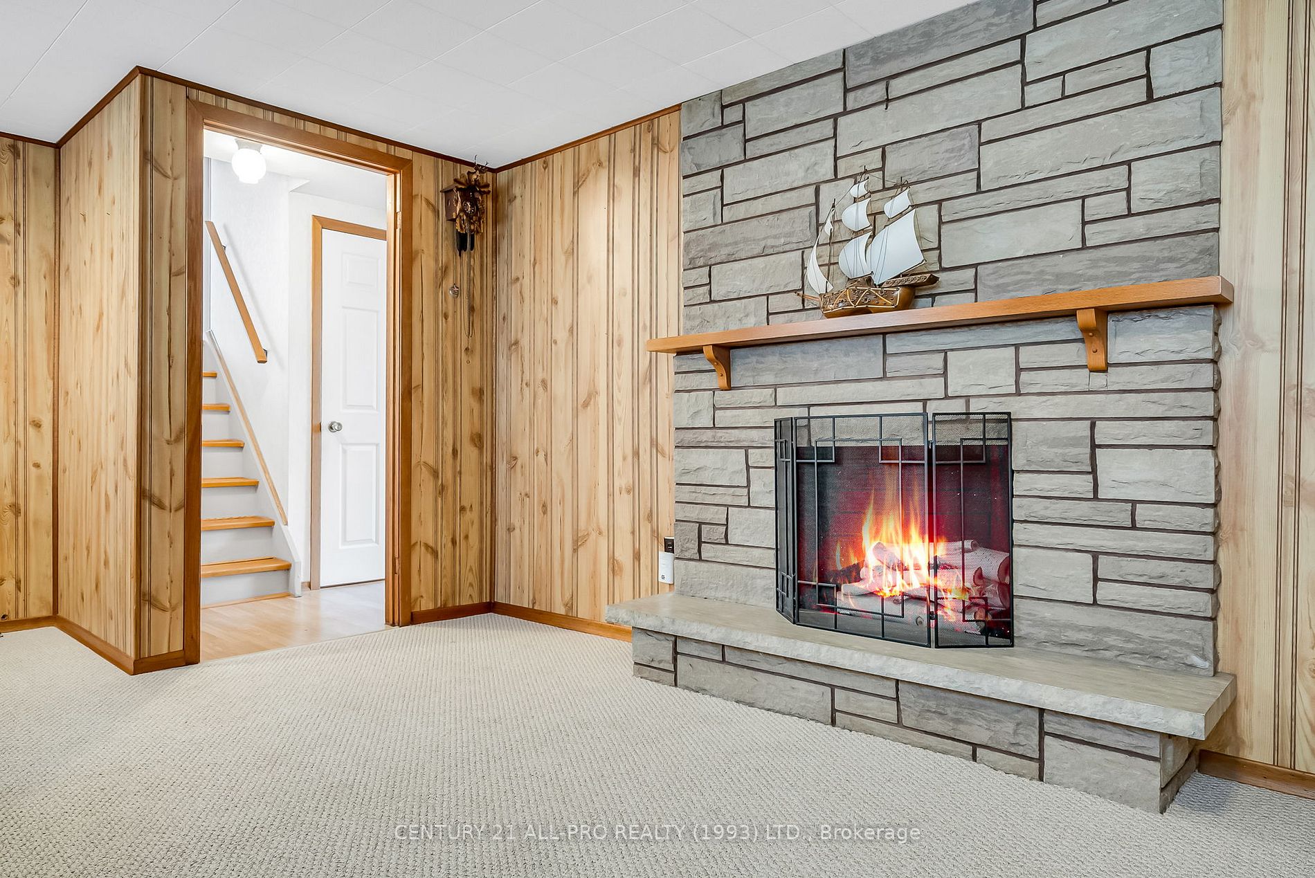 960 Curtis Cres