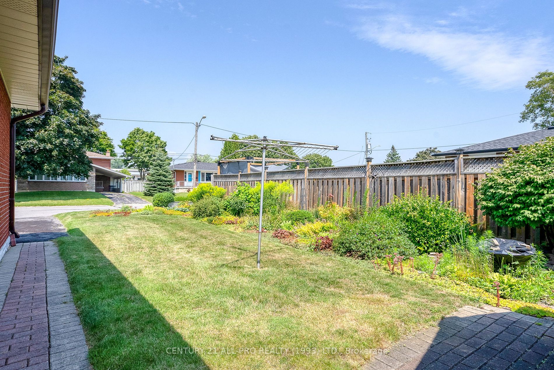 960 Curtis Cres