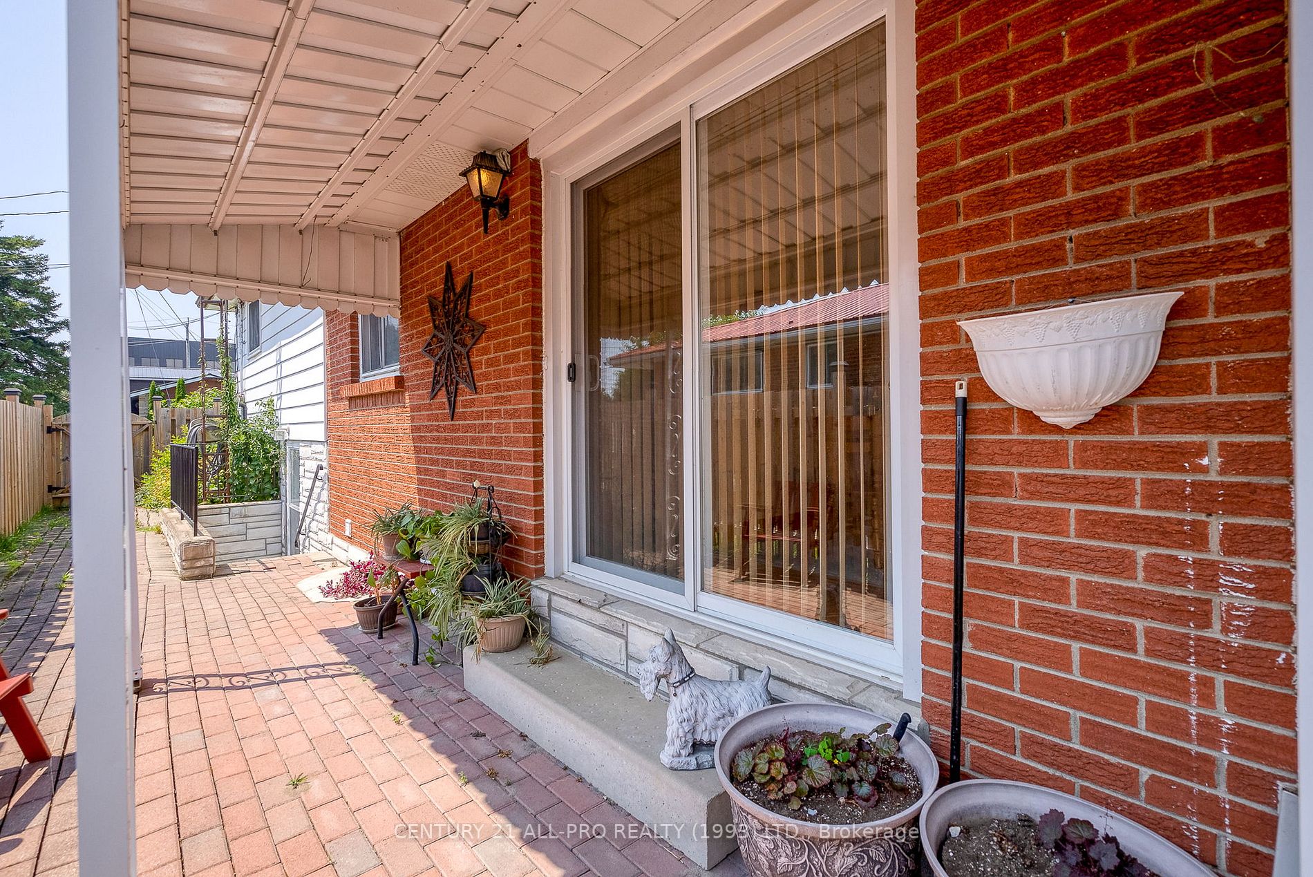 960 Curtis Cres