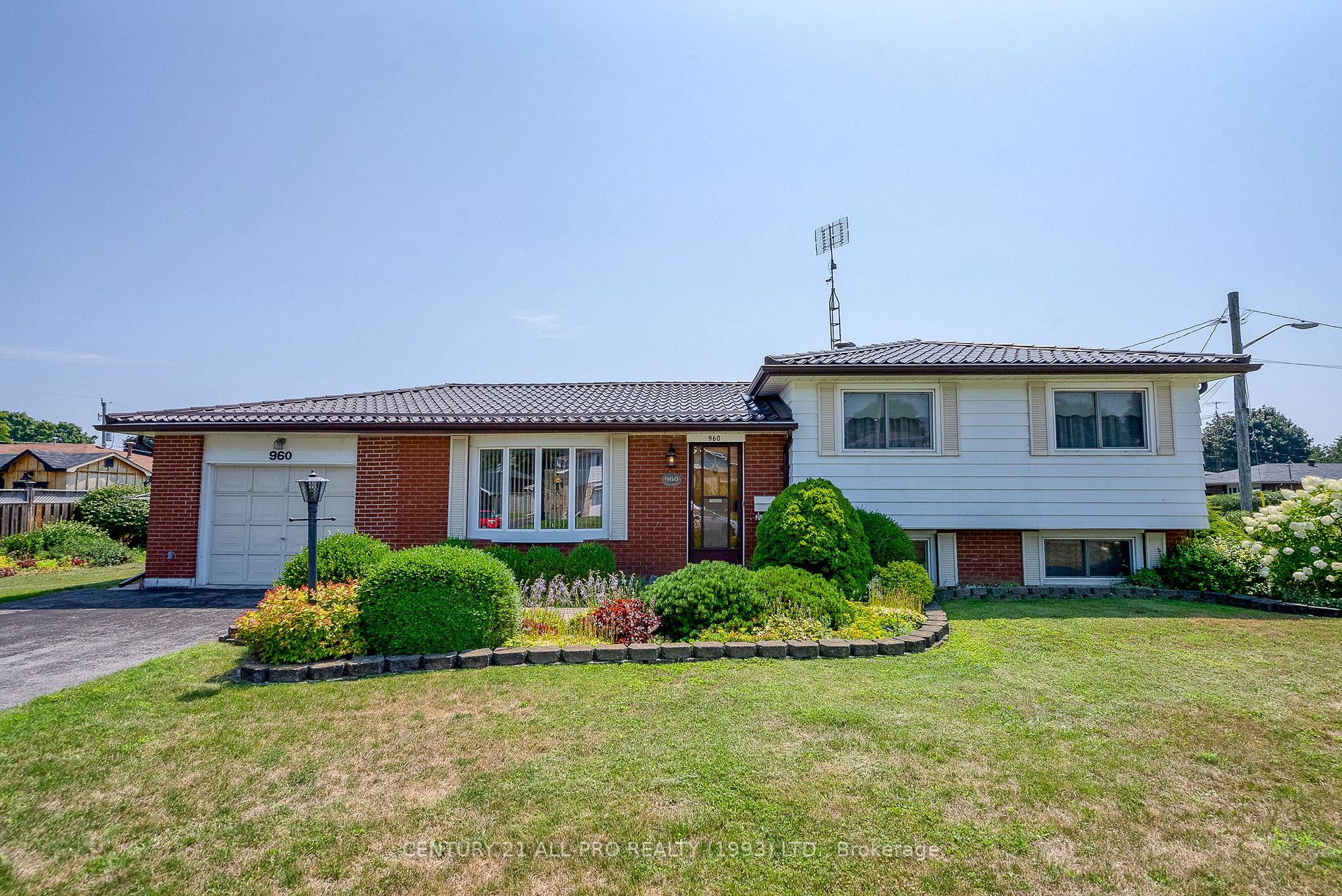 960 Curtis Cres