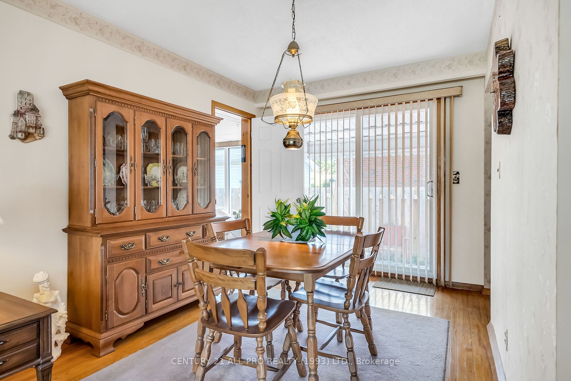 960 Curtis Cres
