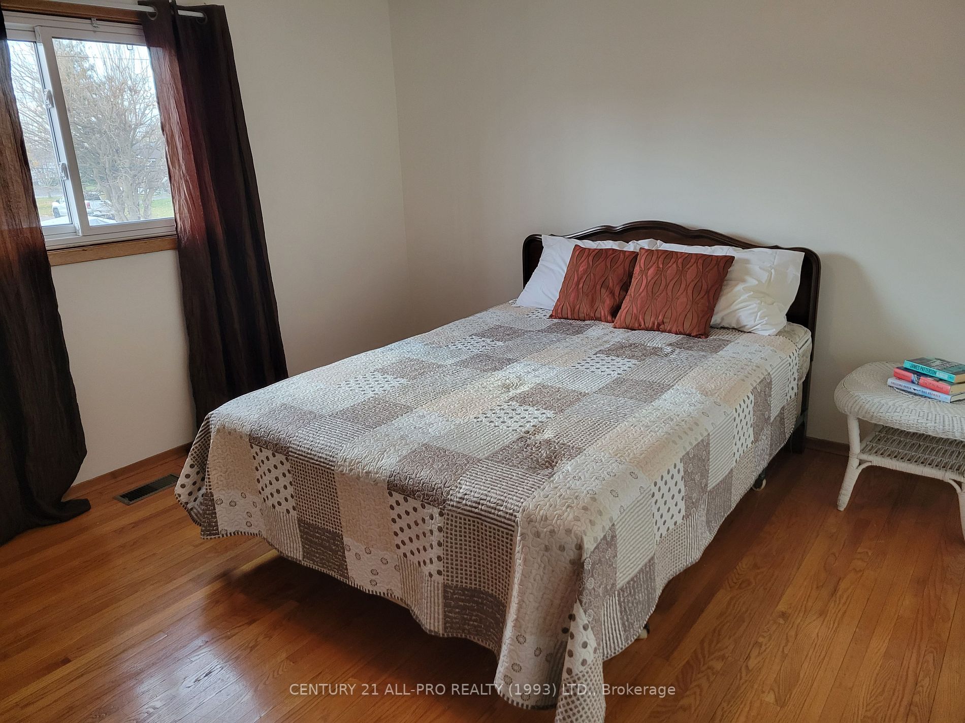 960 Curtis Cres