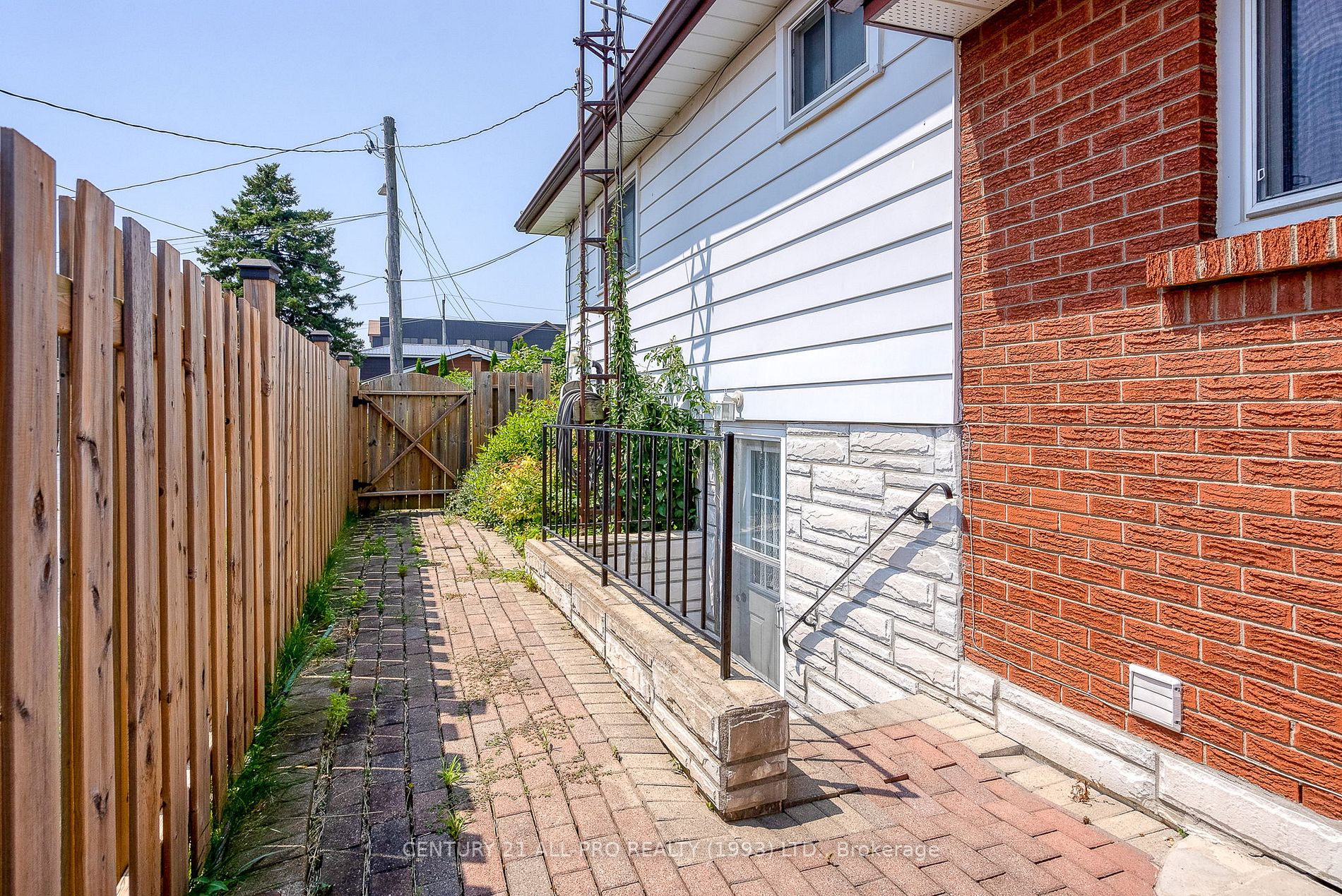 960 Curtis Cres