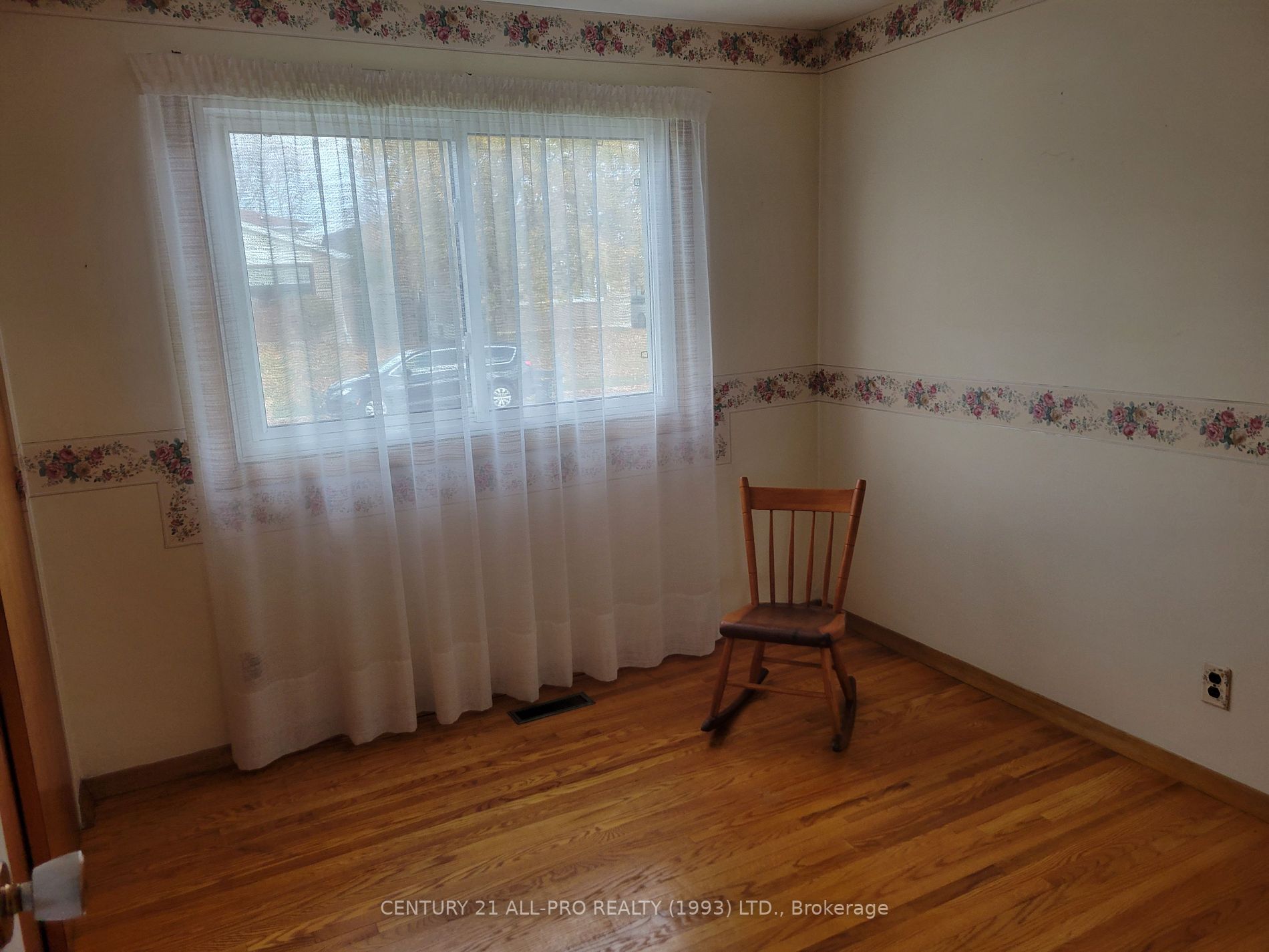 960 Curtis Cres