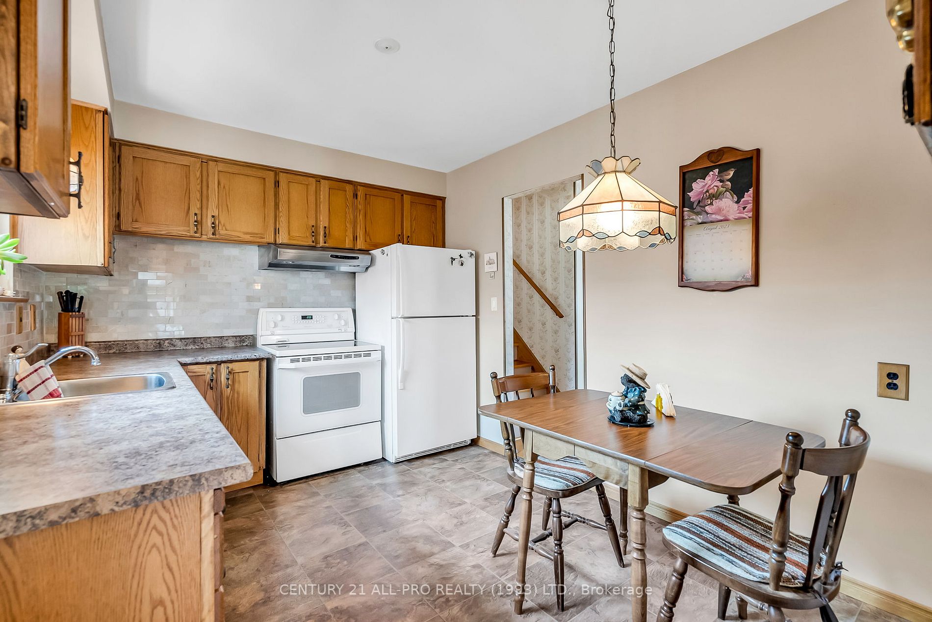 960 Curtis Cres