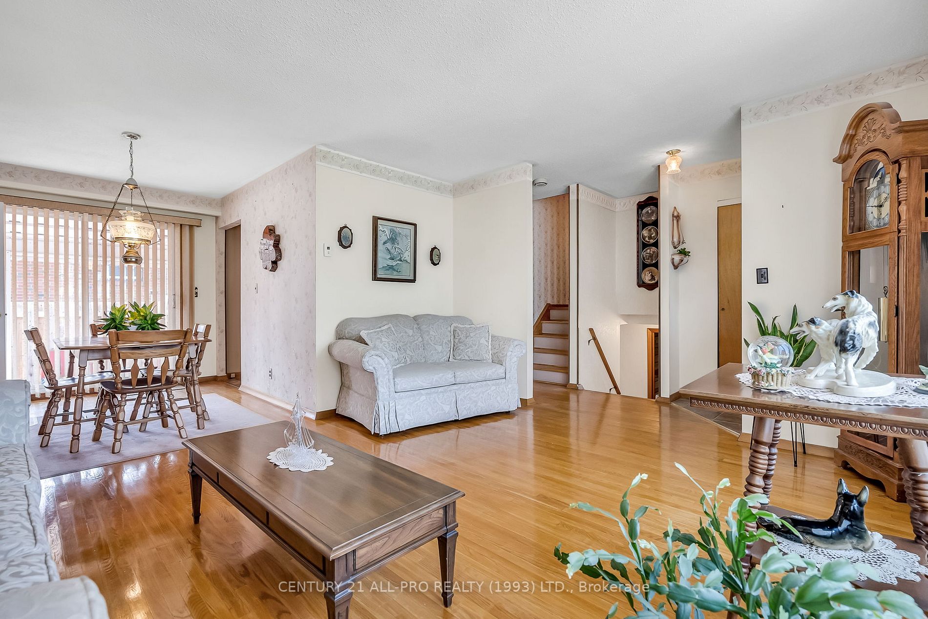 960 Curtis Cres