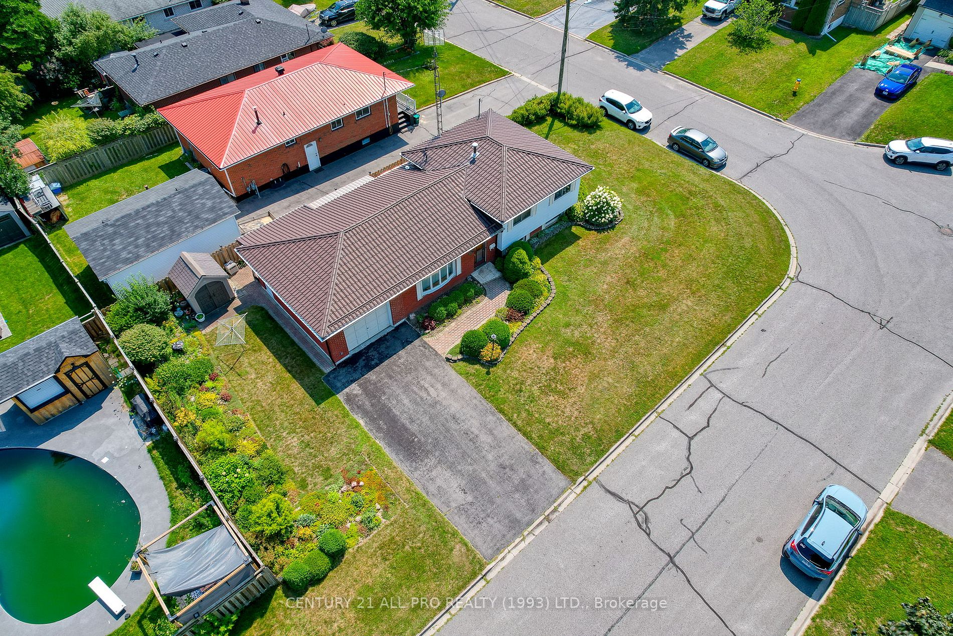 960 Curtis Cres