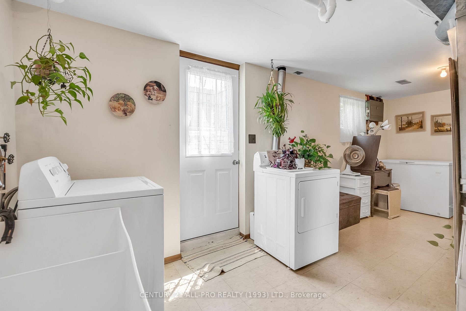 960 Curtis Cres