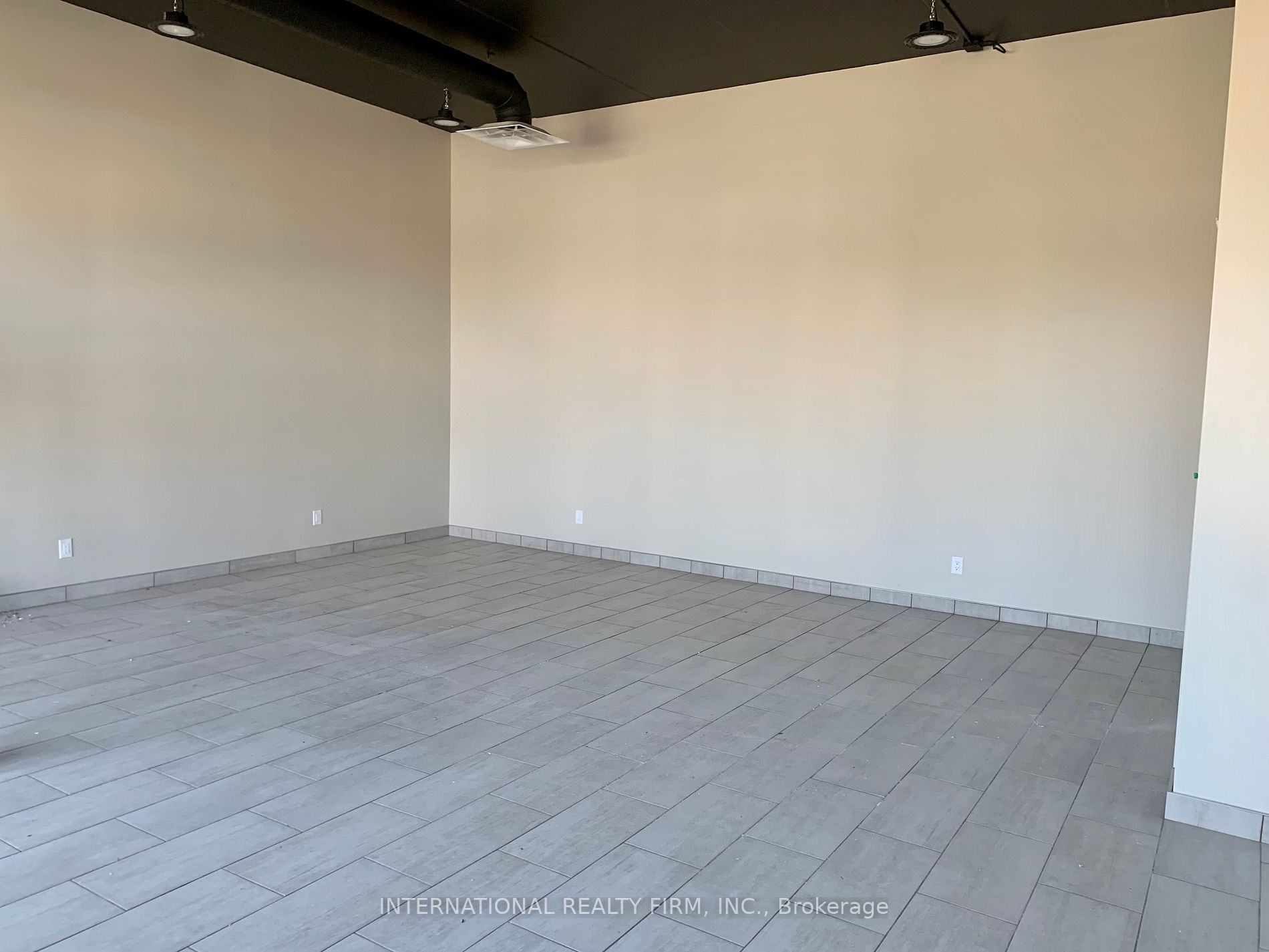161 Peter St S