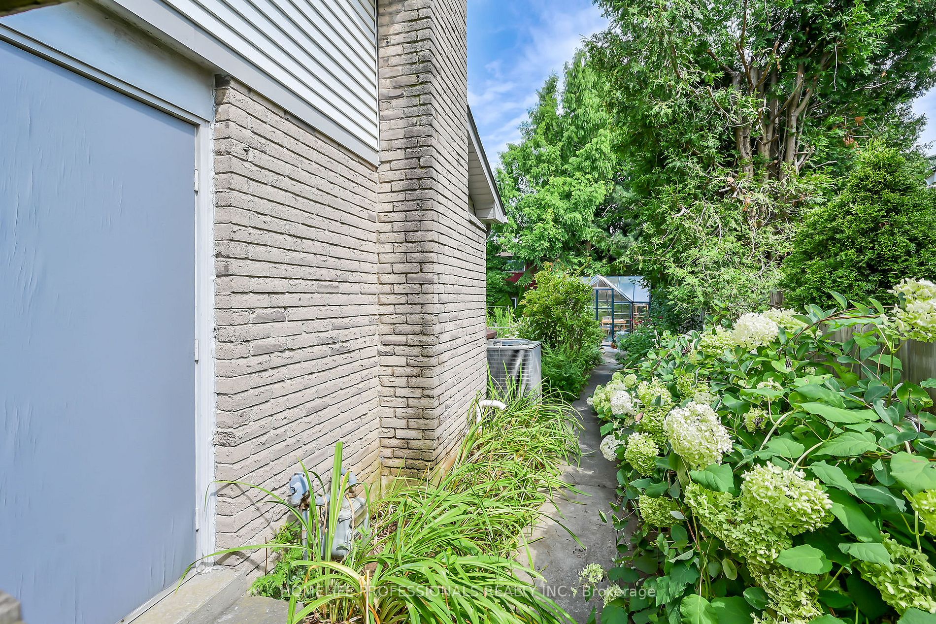 570 TOMAHAWK Crescent