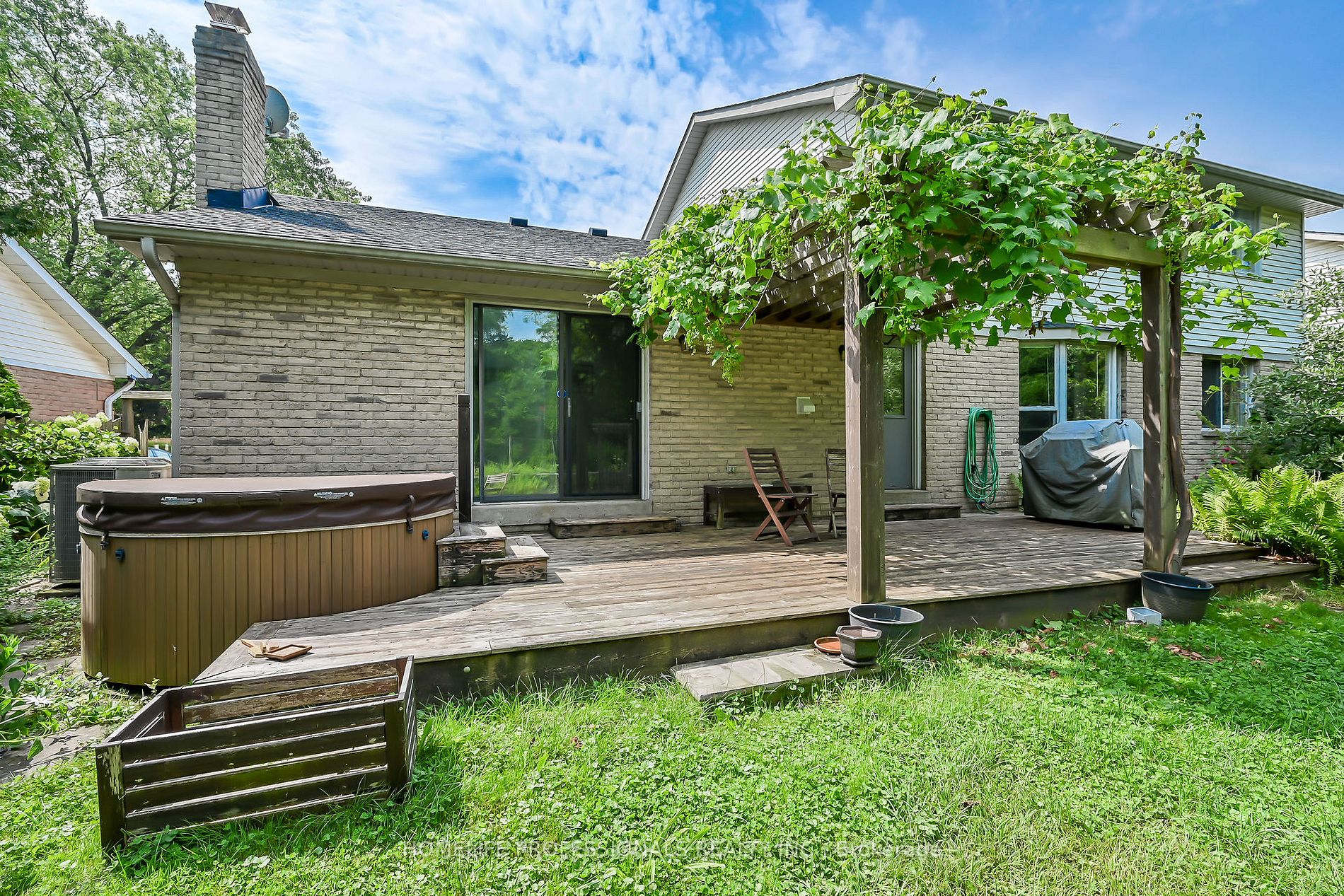 570 TOMAHAWK Crescent