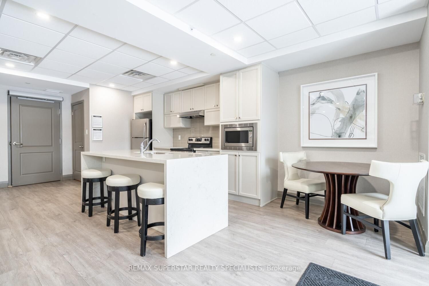 125 Shoreview Pl, #404