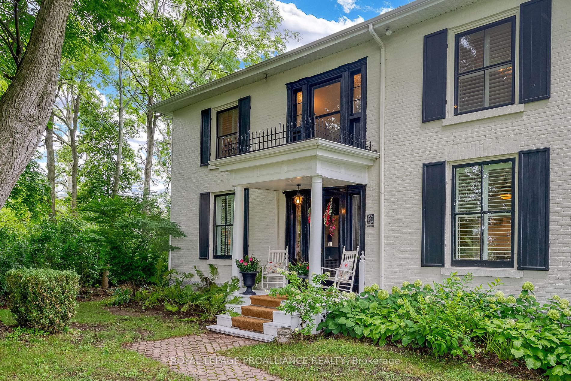 458 William St
