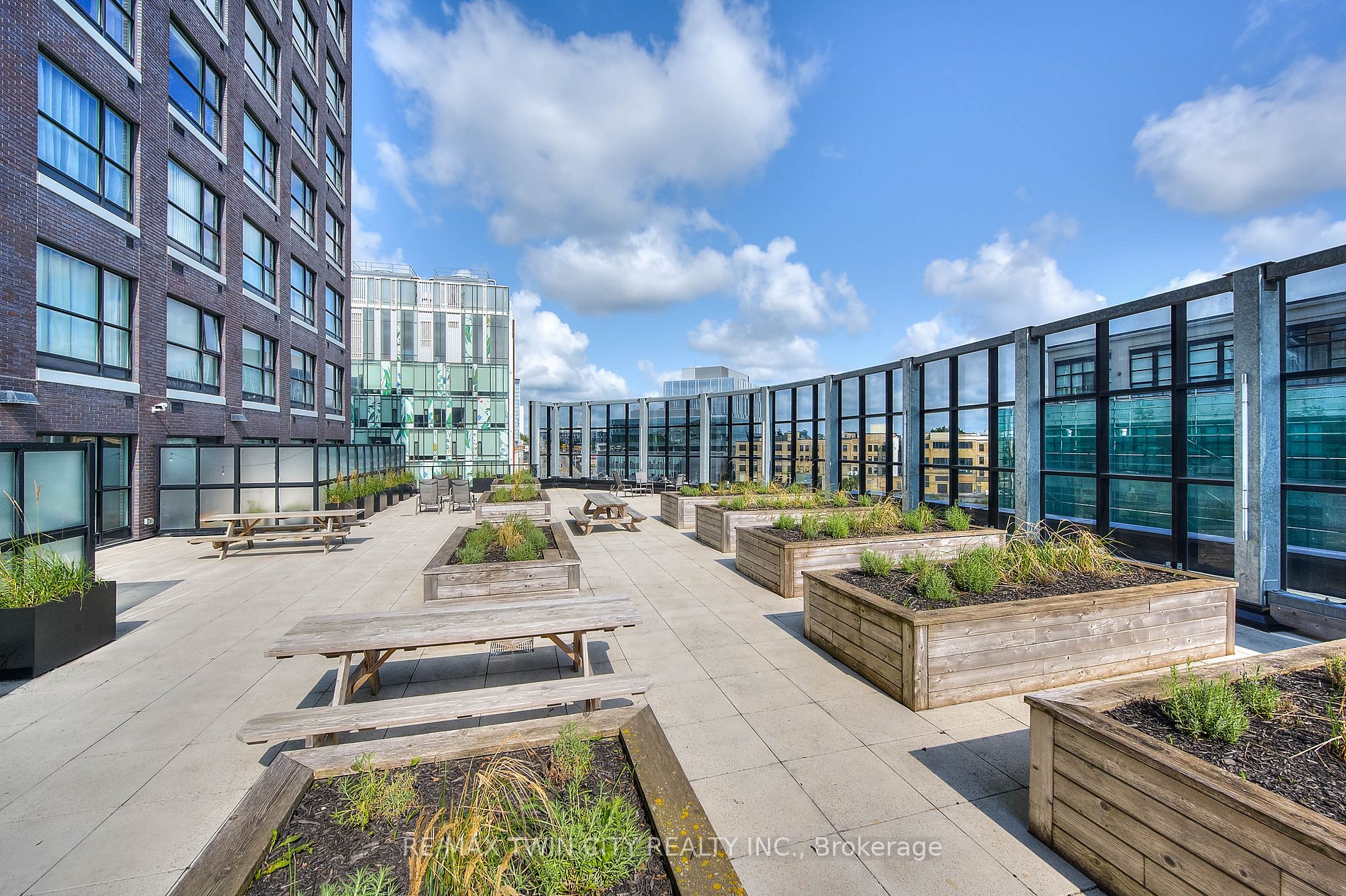 1 Victoria St S, #1806