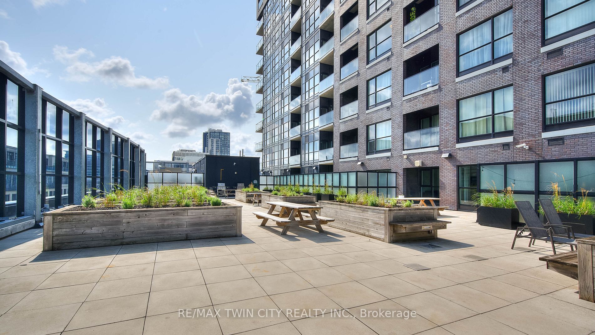 1 Victoria St S, #1806