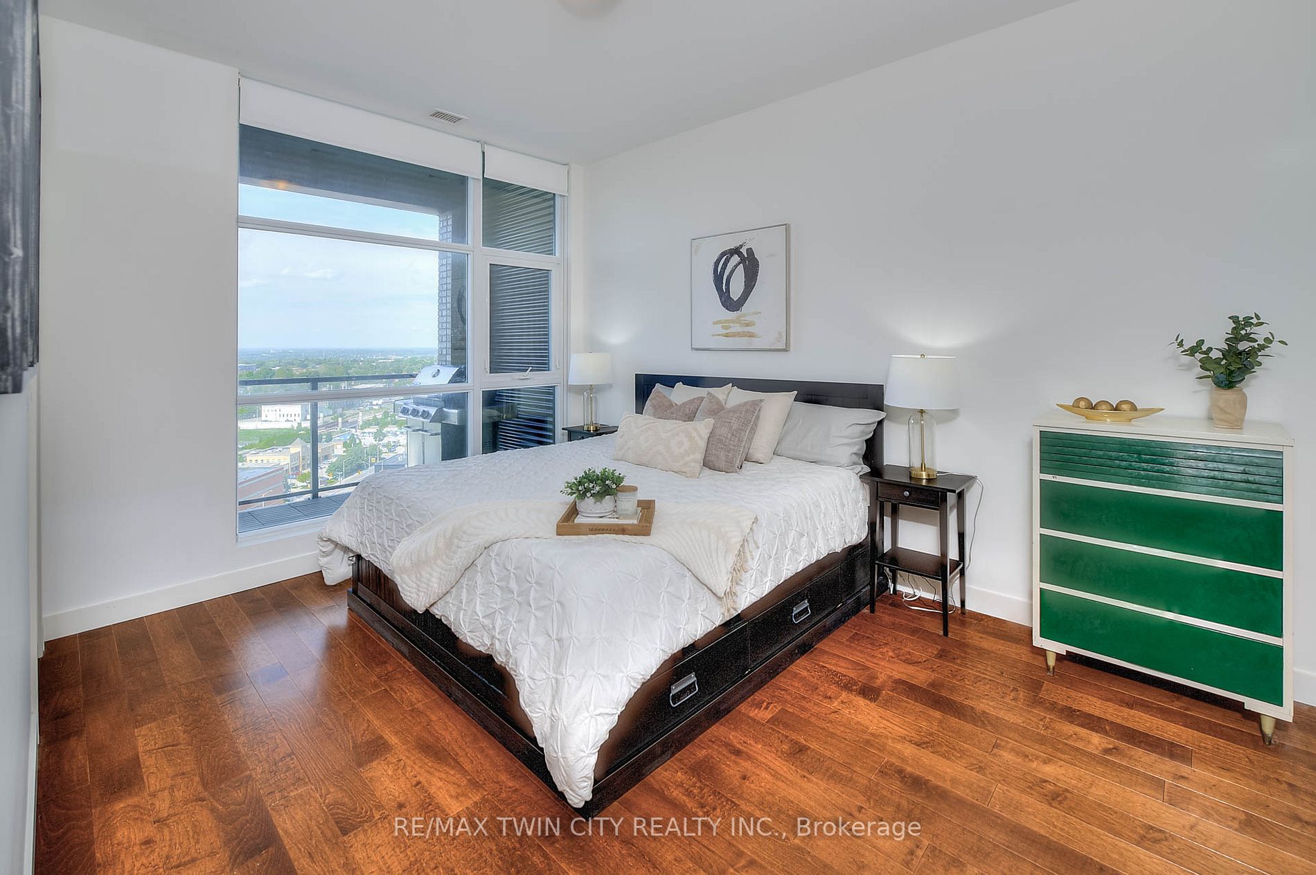 1 Victoria St S, #1806