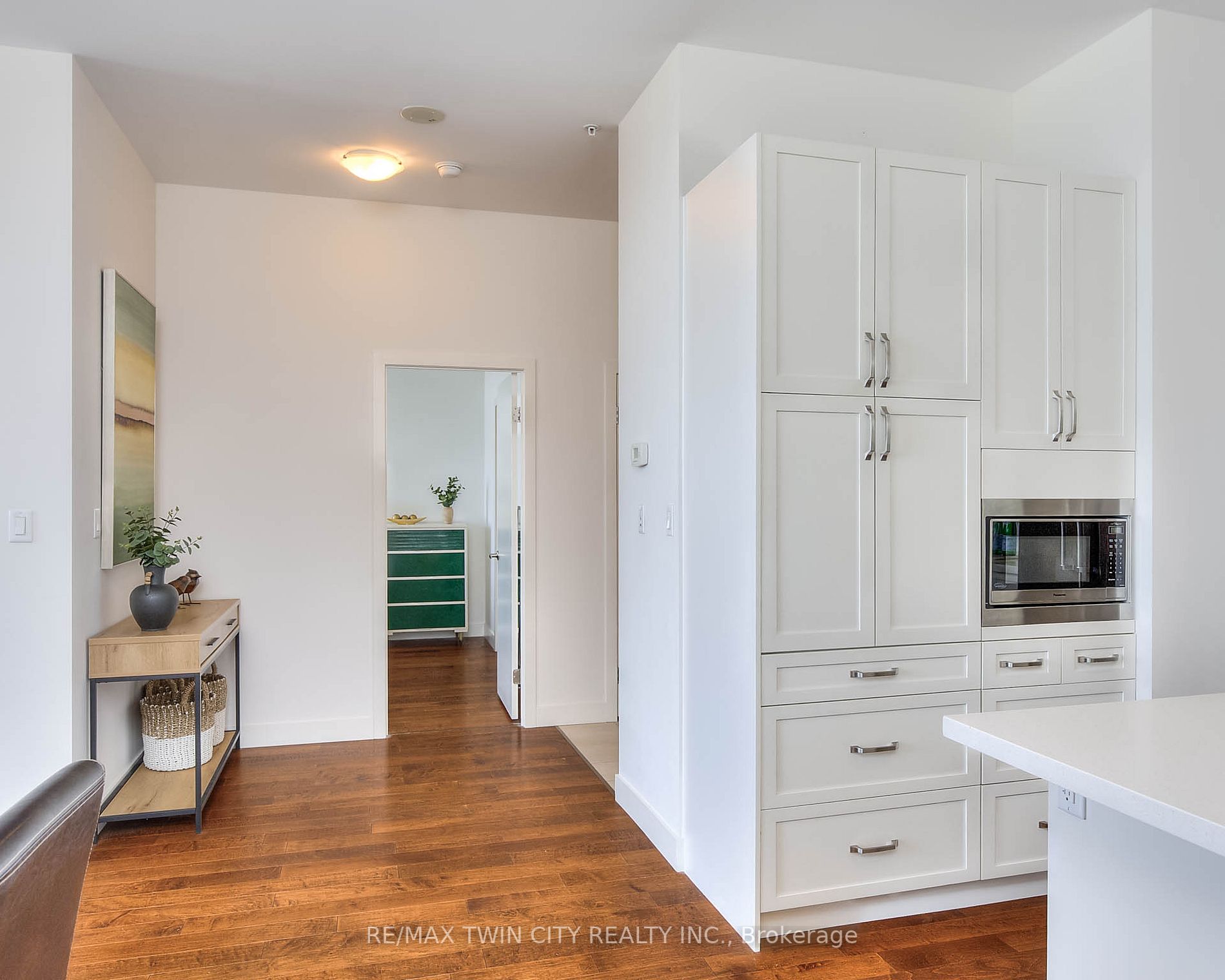 1 Victoria St S, #1806