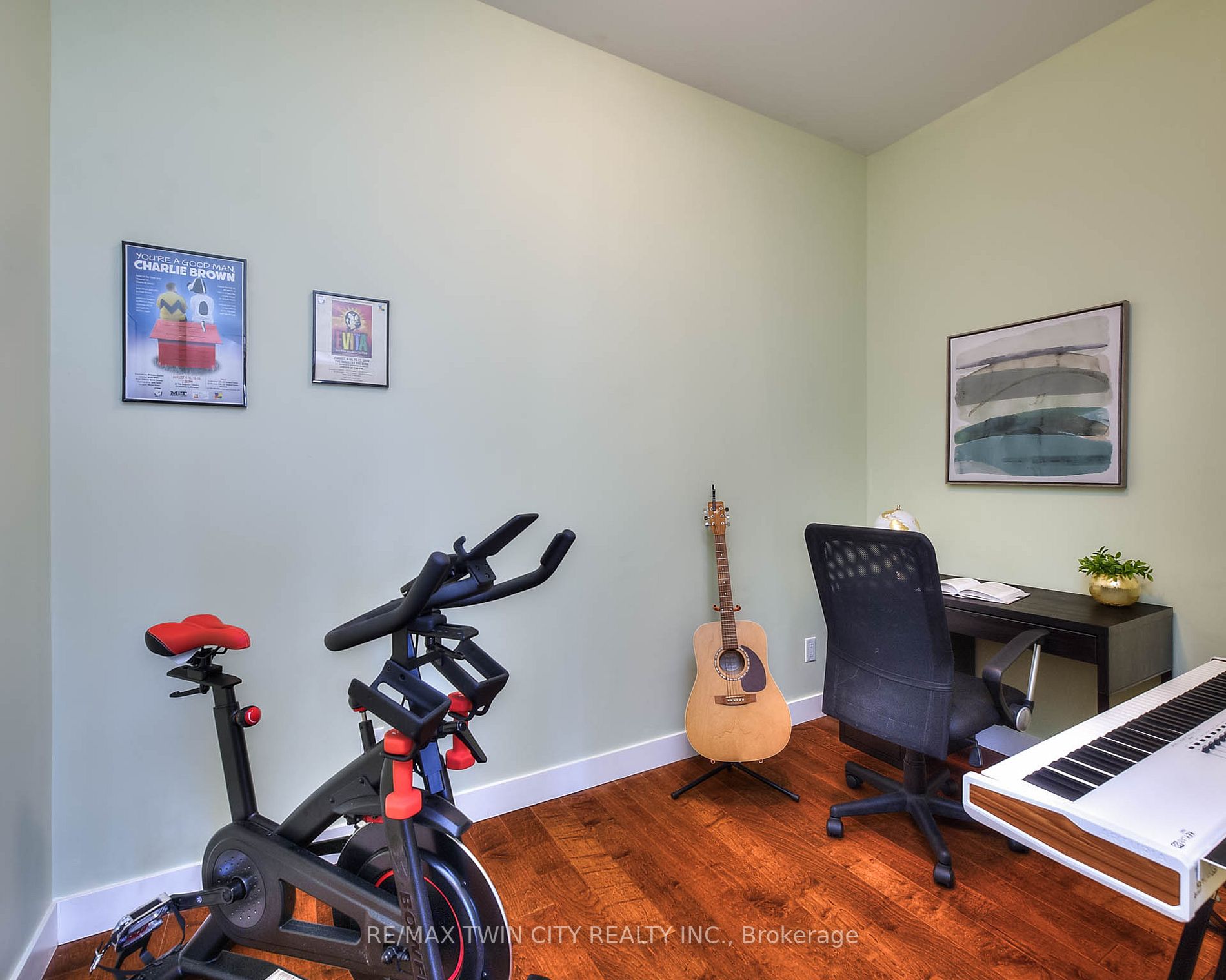 1 Victoria St S, #1806