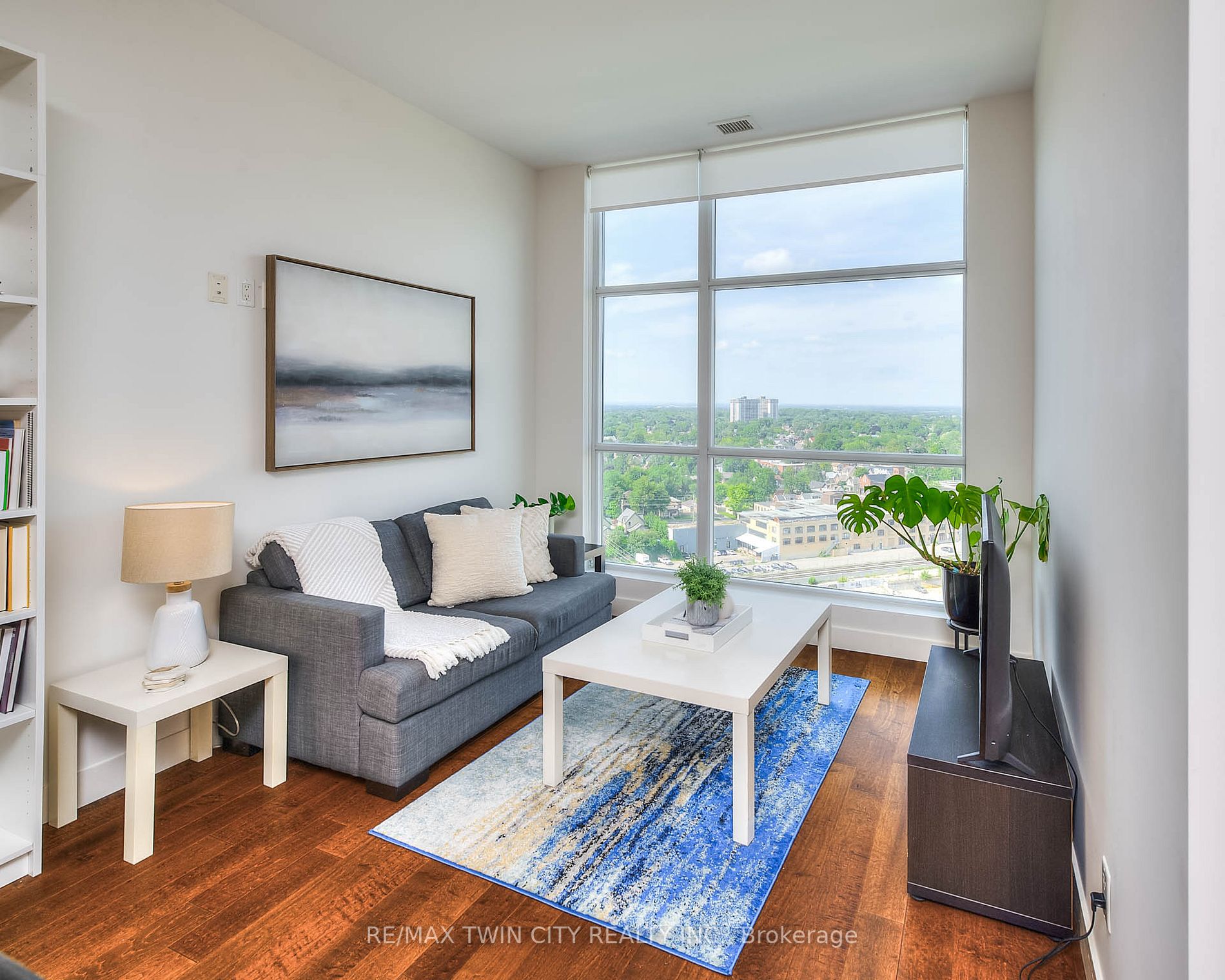 1 Victoria St S, #1806