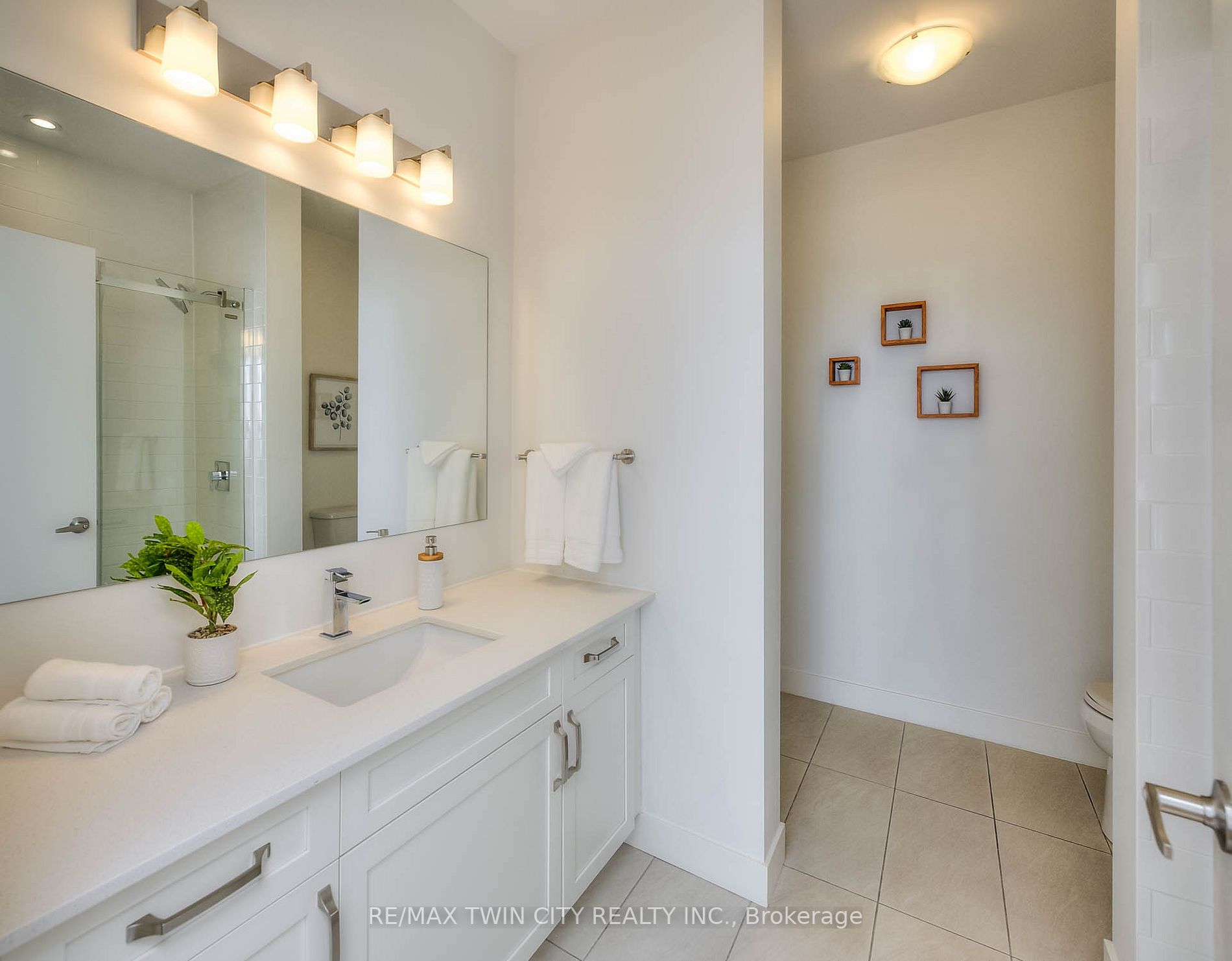1 Victoria St S, #1806