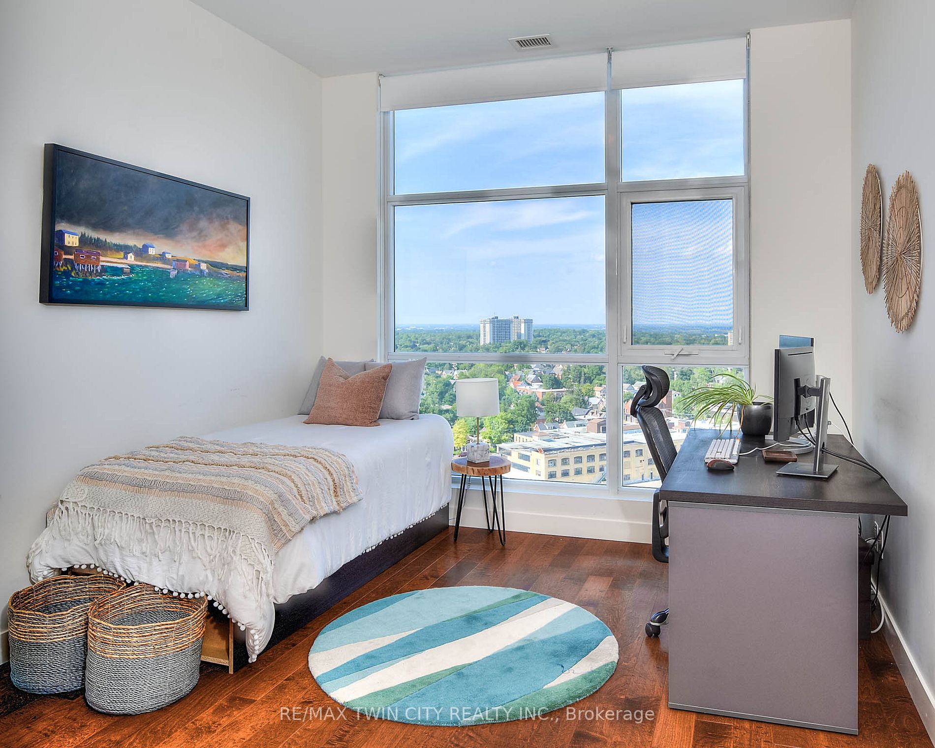 1 Victoria St S, #1806