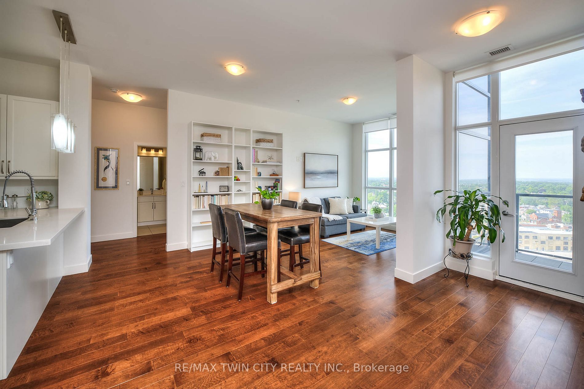 1 Victoria St S, #1806