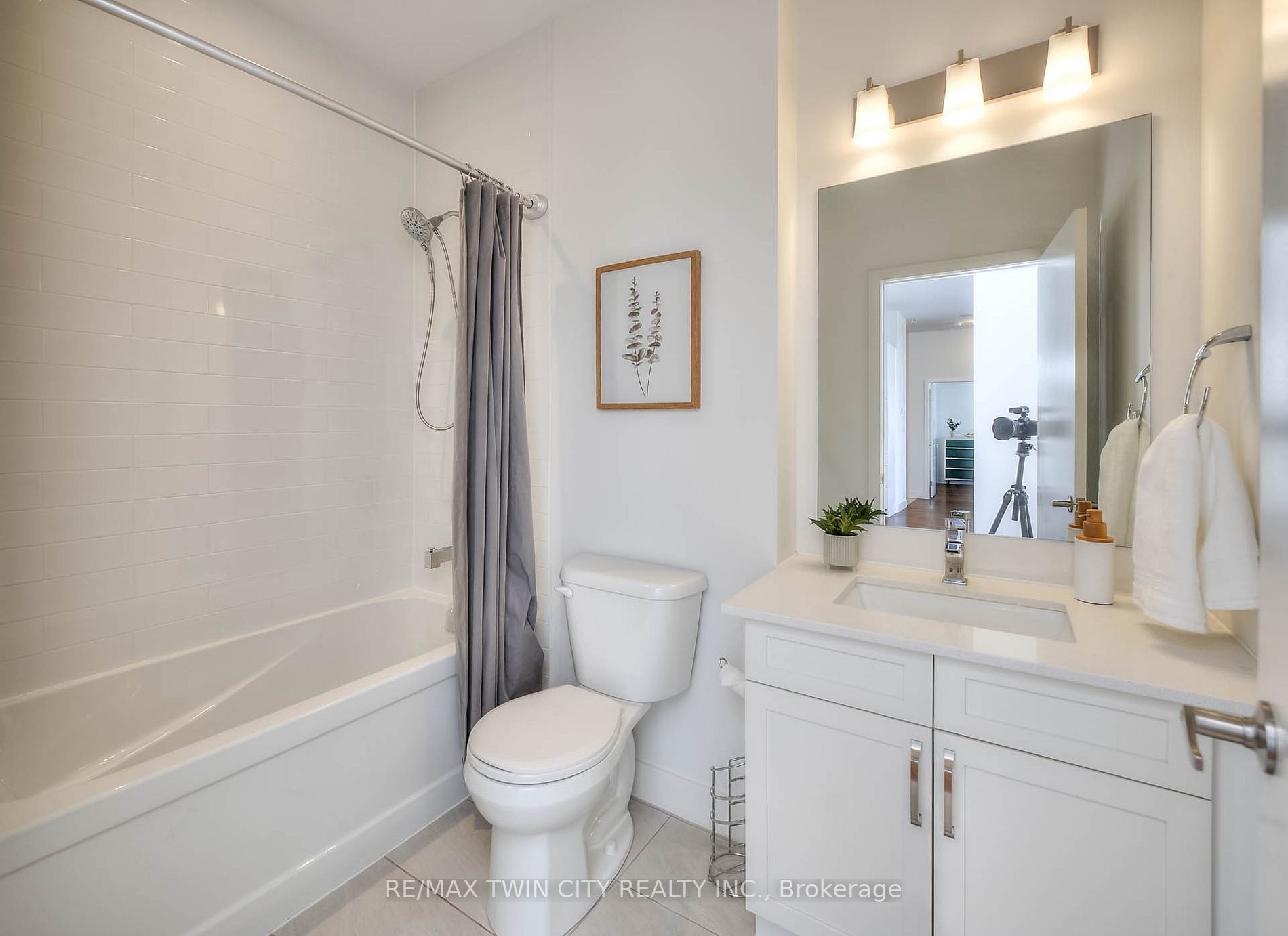 1 Victoria St S, #1806