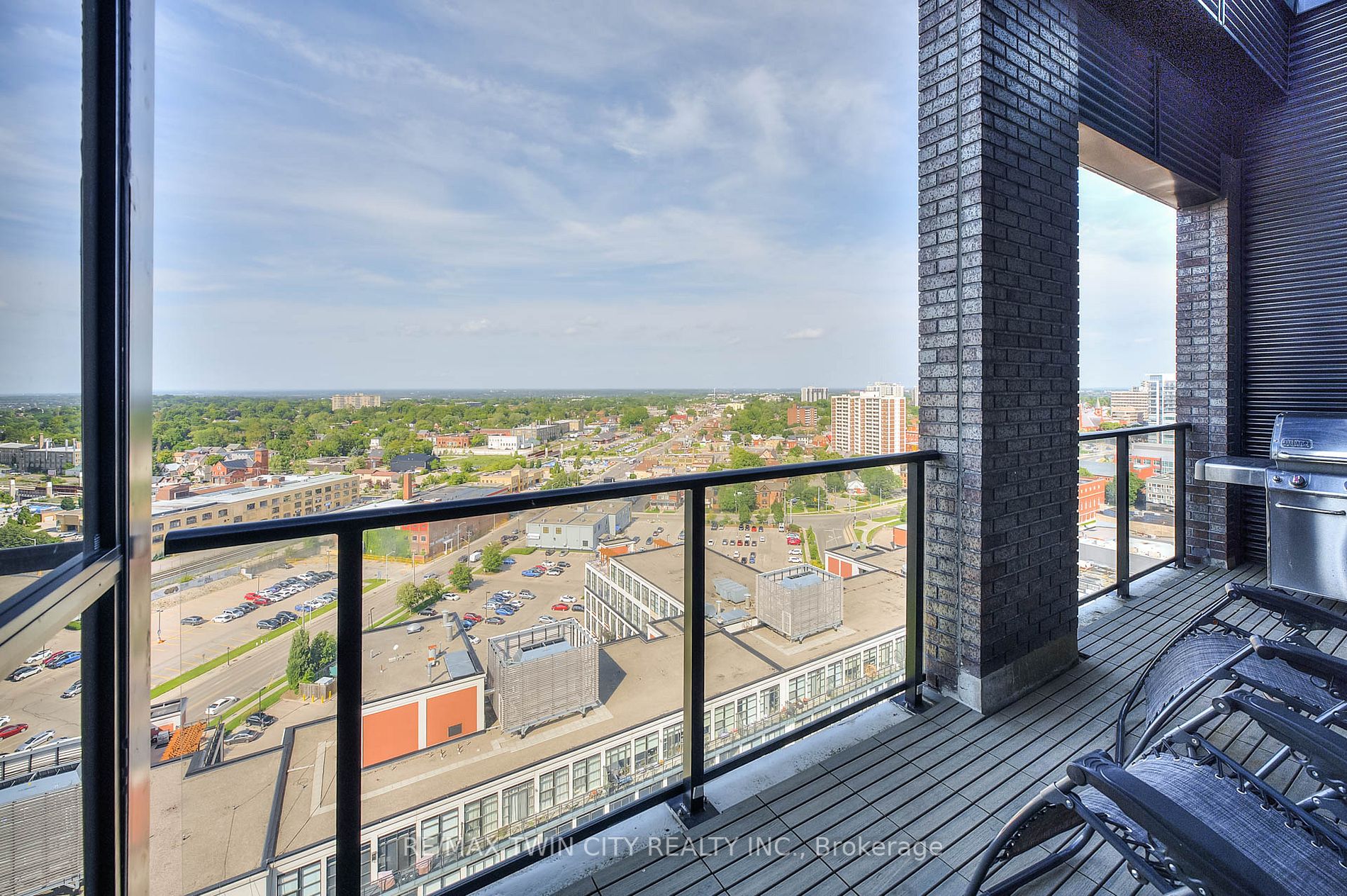 1 Victoria St S, #1806