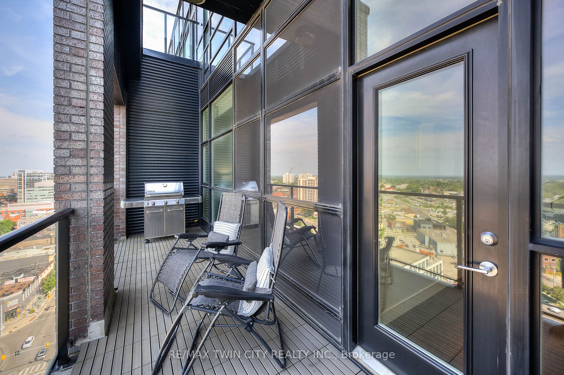 1 Victoria St S, #1806