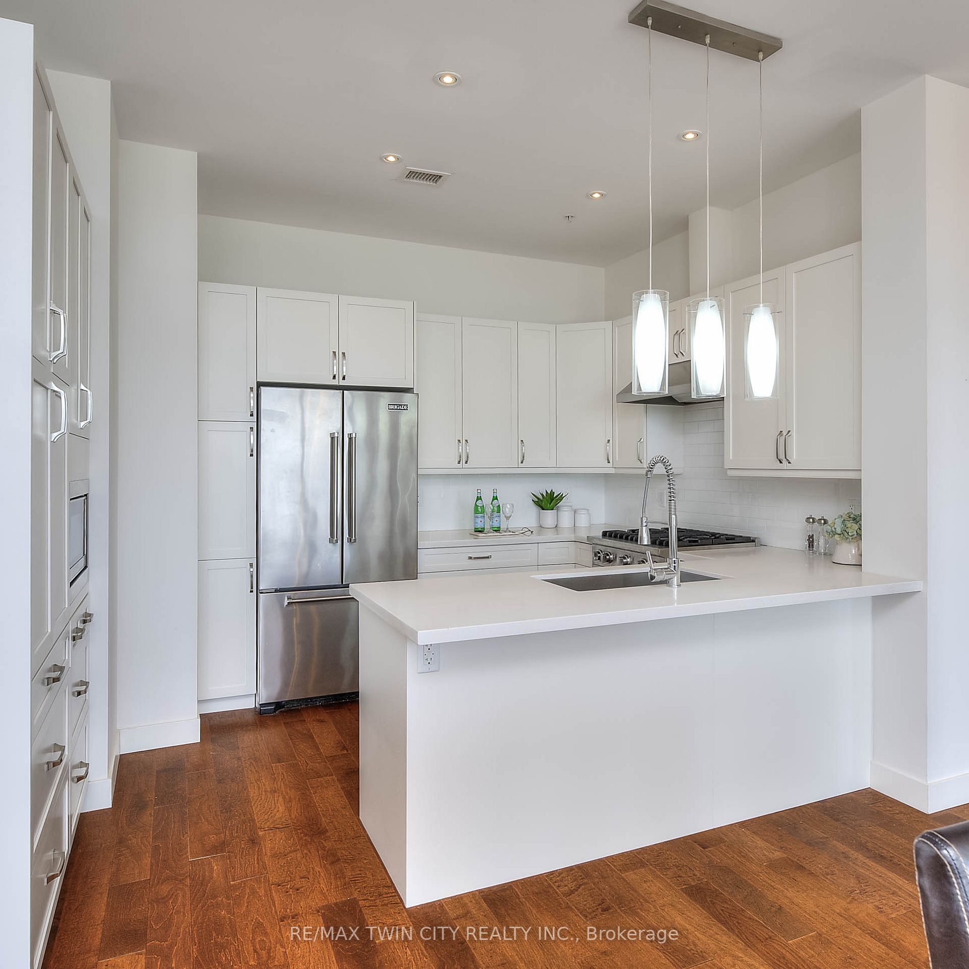 1 Victoria St S, #1806