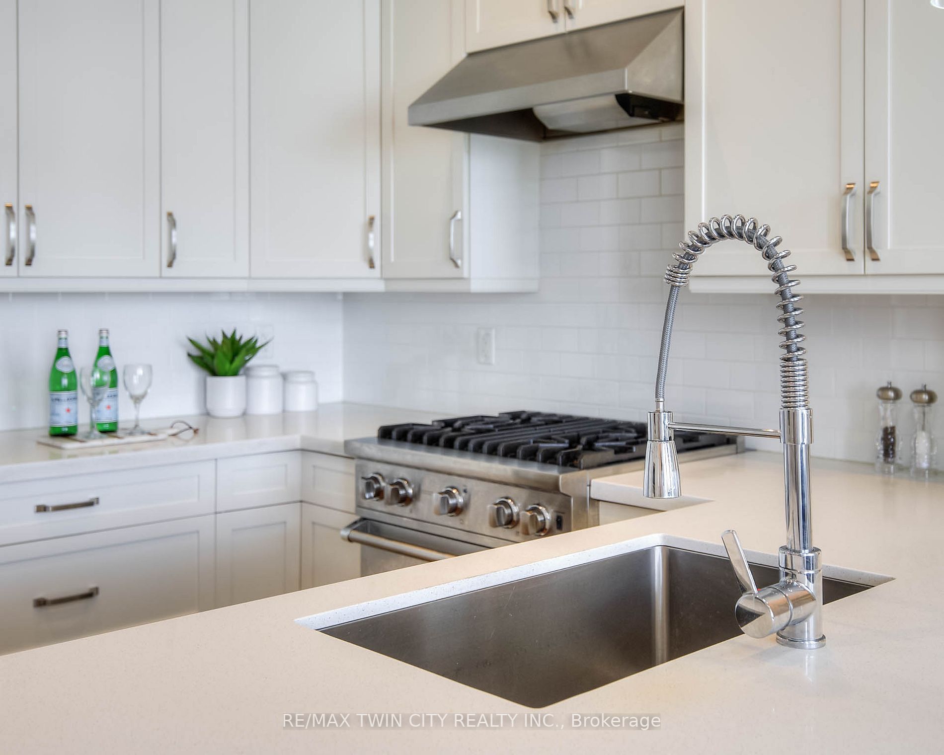1 Victoria St S, #1806