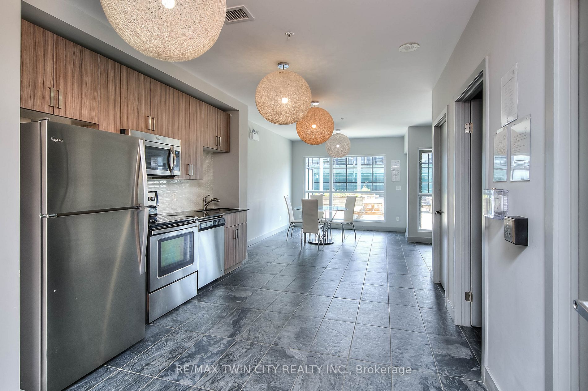 1 Victoria St S, #1806