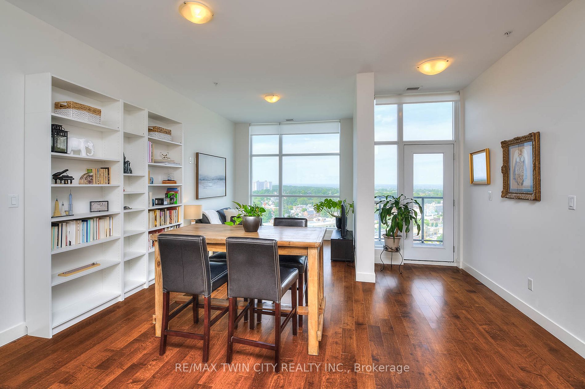 1 Victoria St S, #1806
