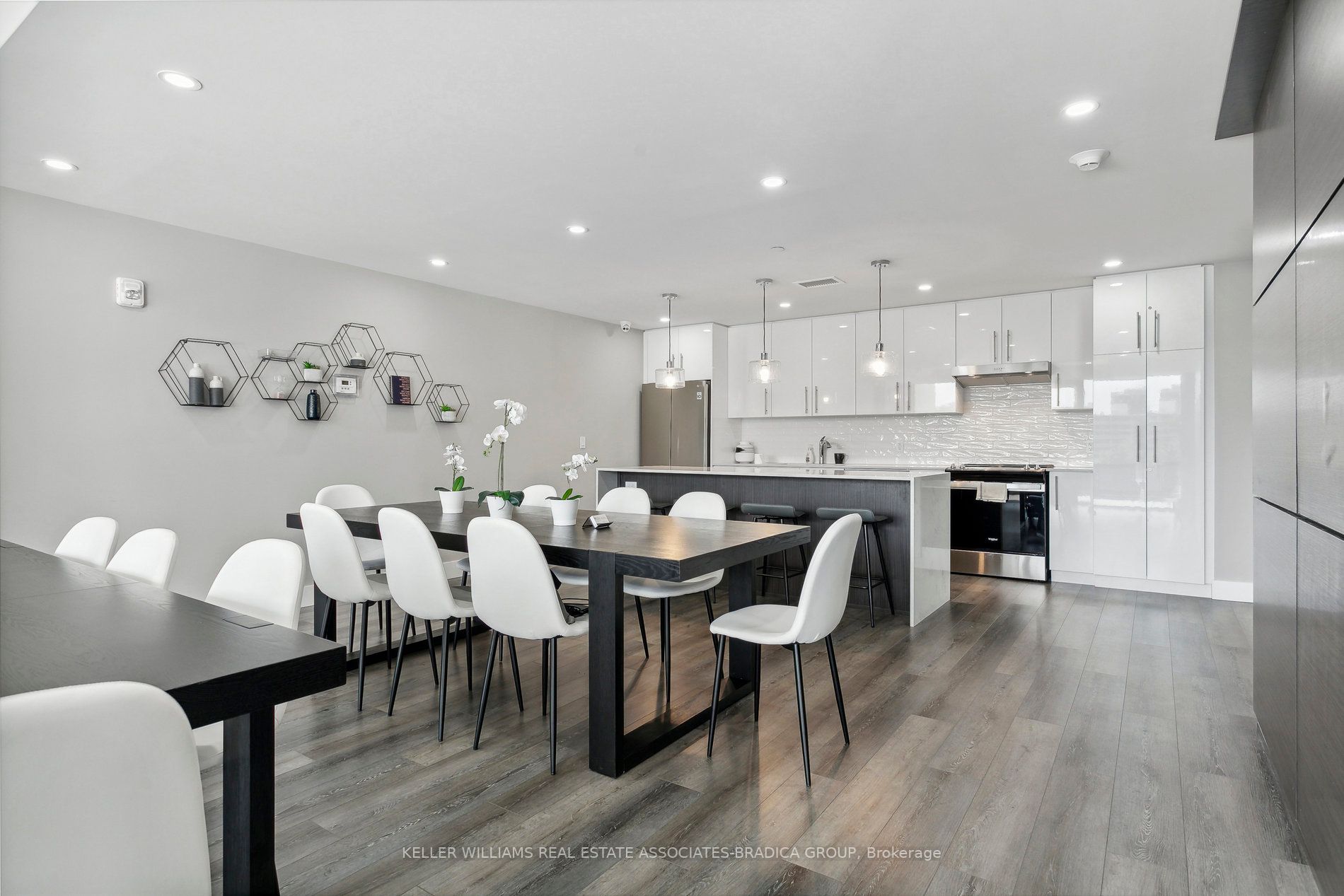 15 Queen Street S, #1507