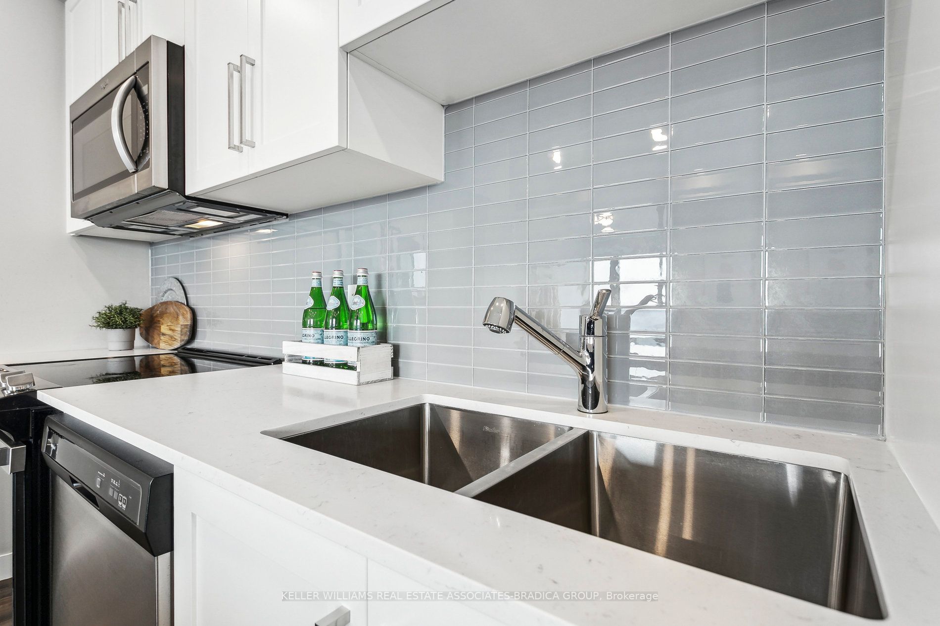 15 Queen Street S, #1507