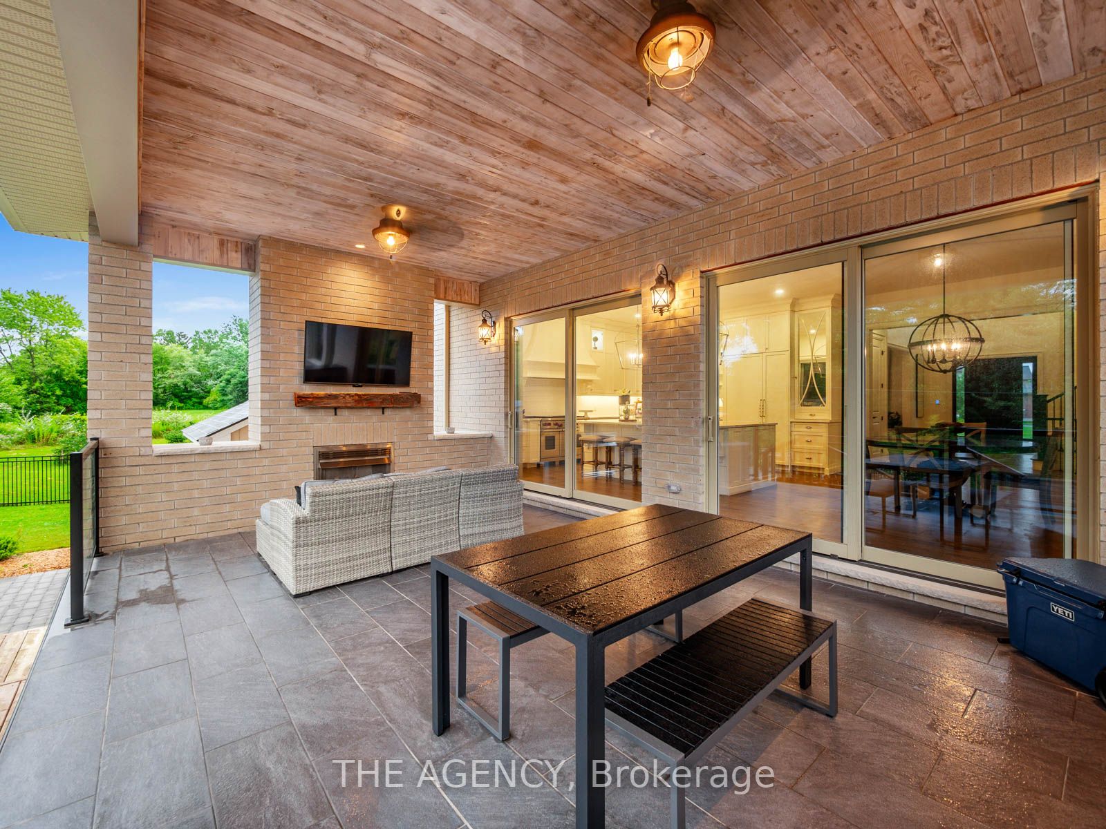 643 Regal Pl