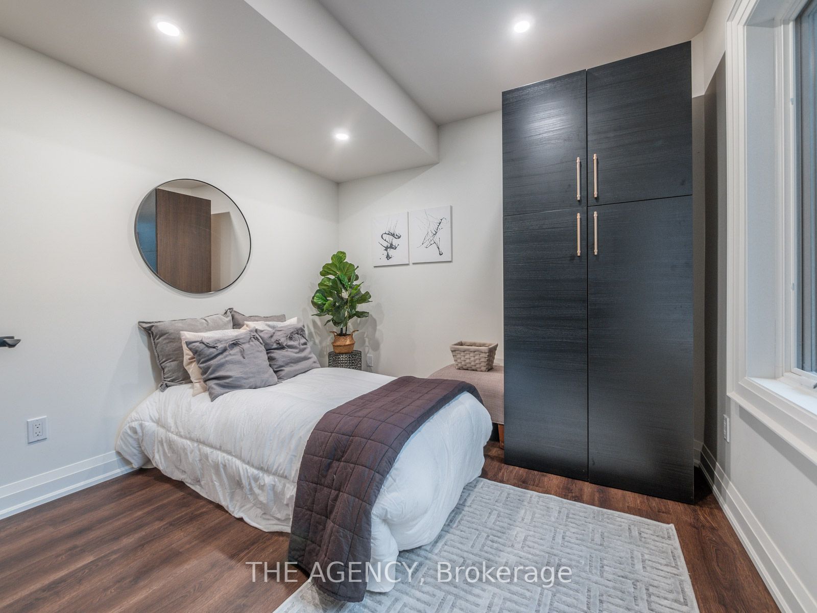 643 Regal Pl