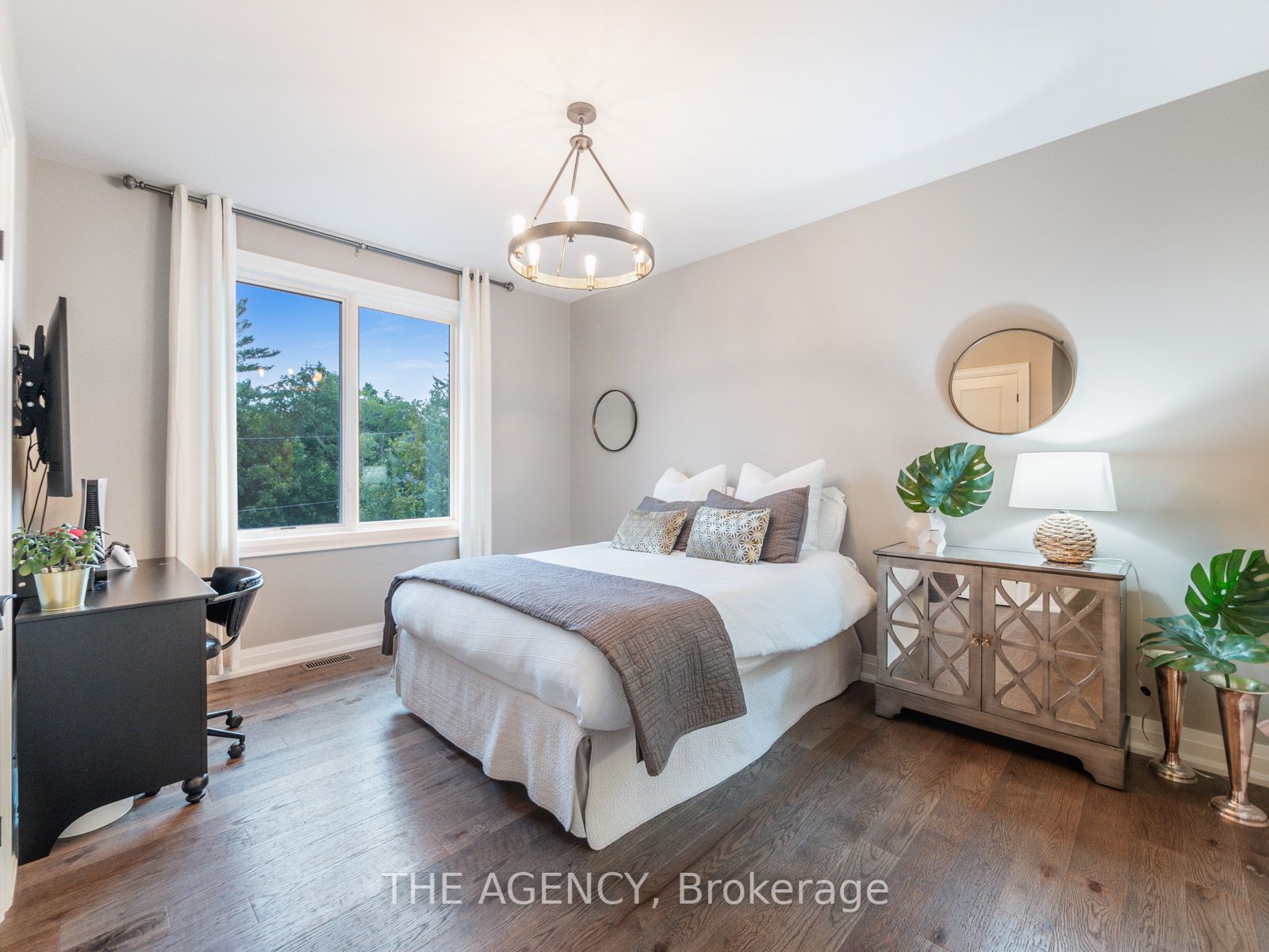 643 Regal Pl