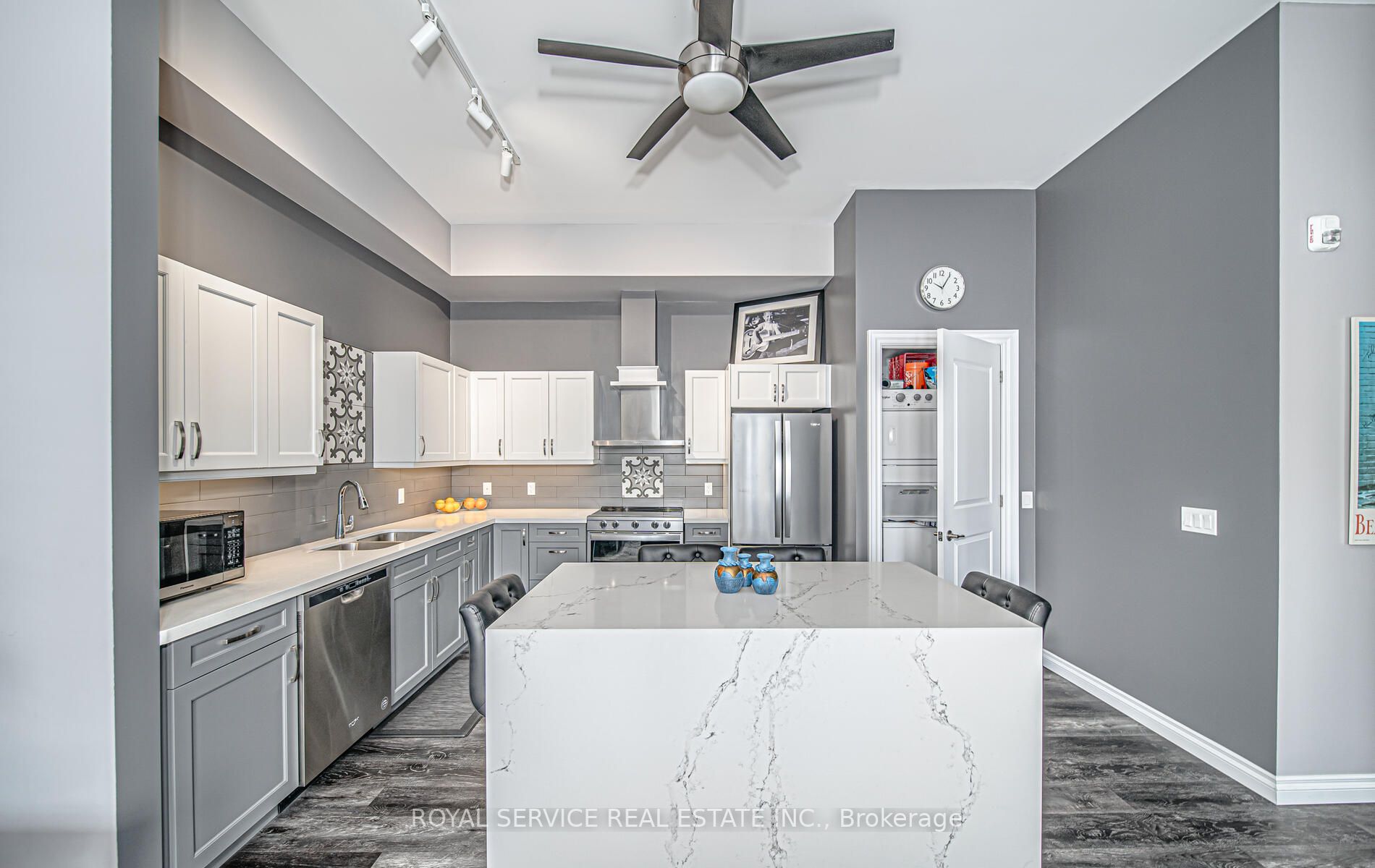25 King St, #207