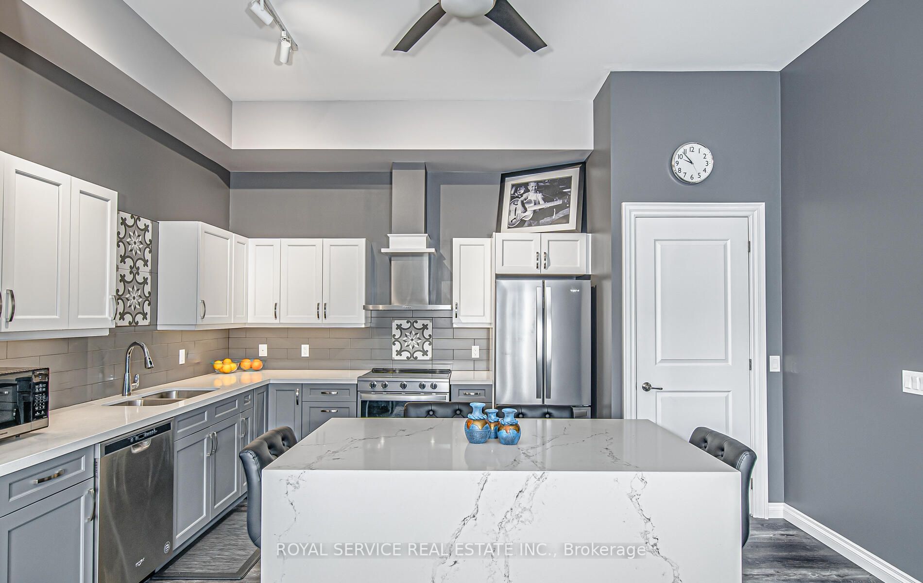25 King St, #207