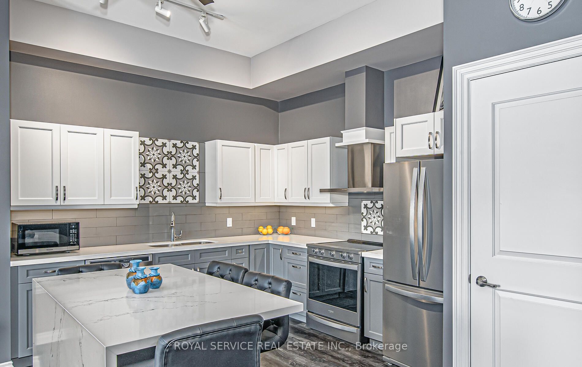 25 King St, #207