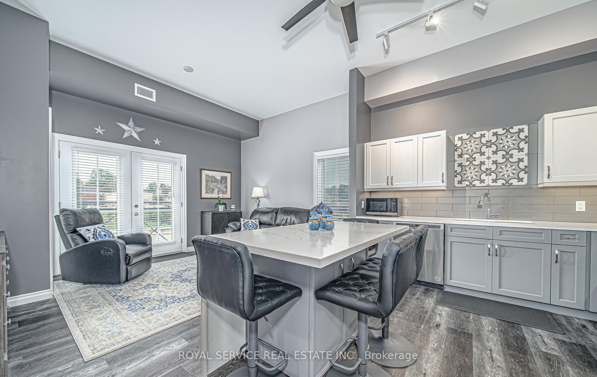 25 King St, #207