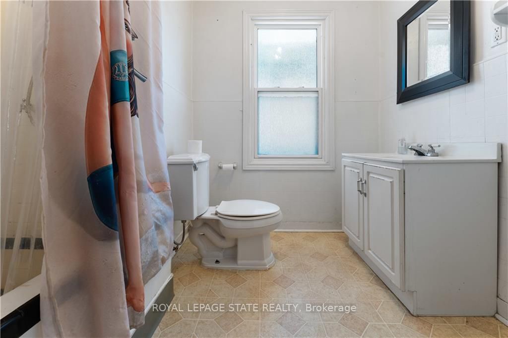 32 Rosslyn Avenue S