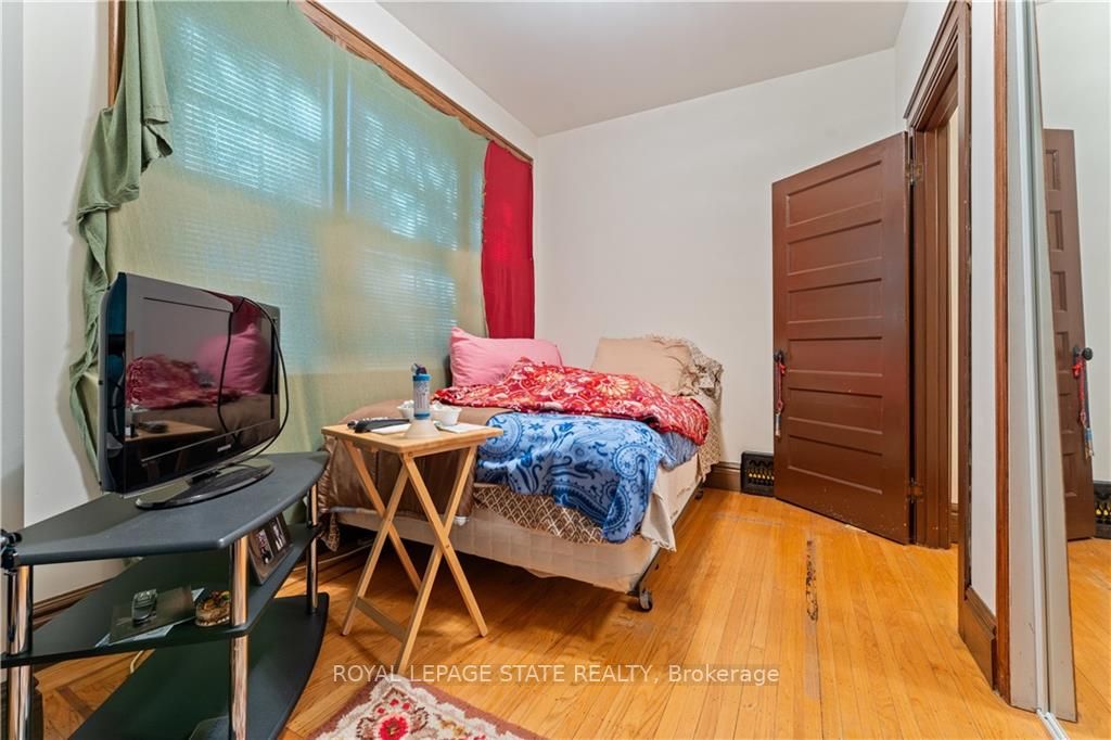 32 Rosslyn Avenue S