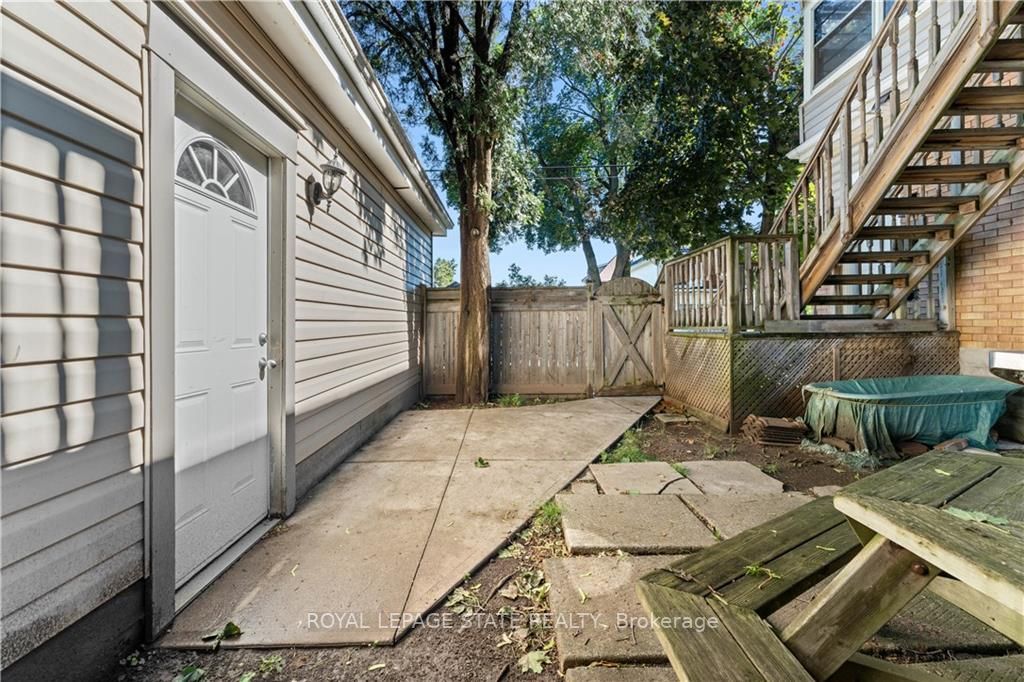 32 Rosslyn Avenue S