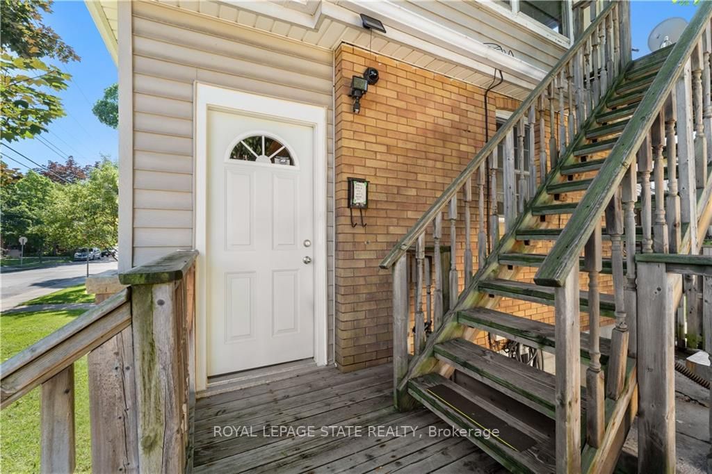 32 Rosslyn Avenue S