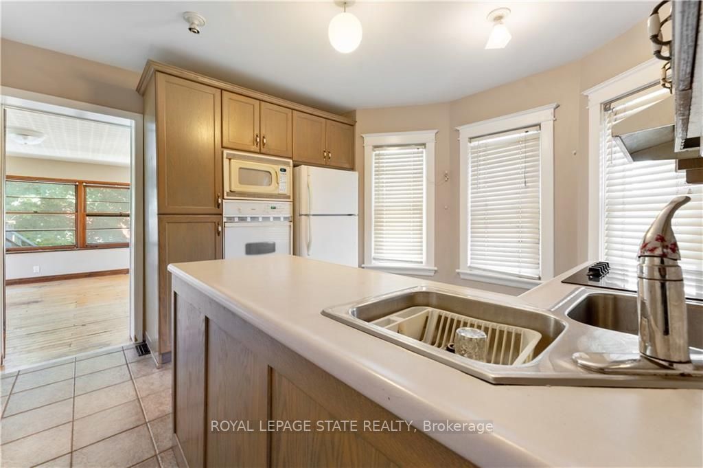 32 Rosslyn Avenue S