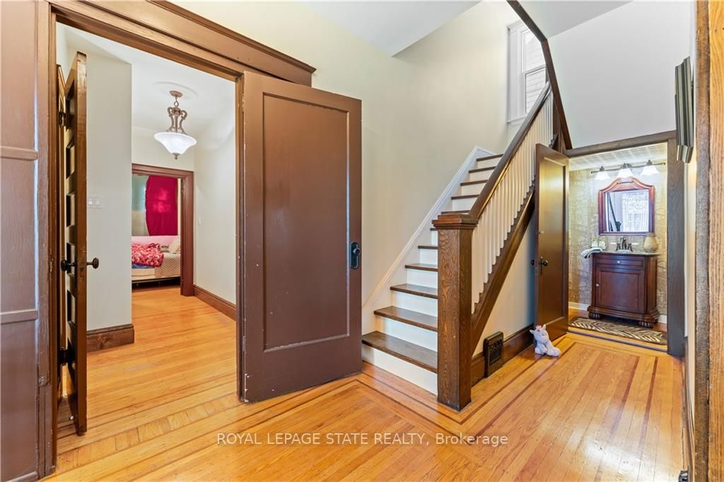 32 Rosslyn Avenue S